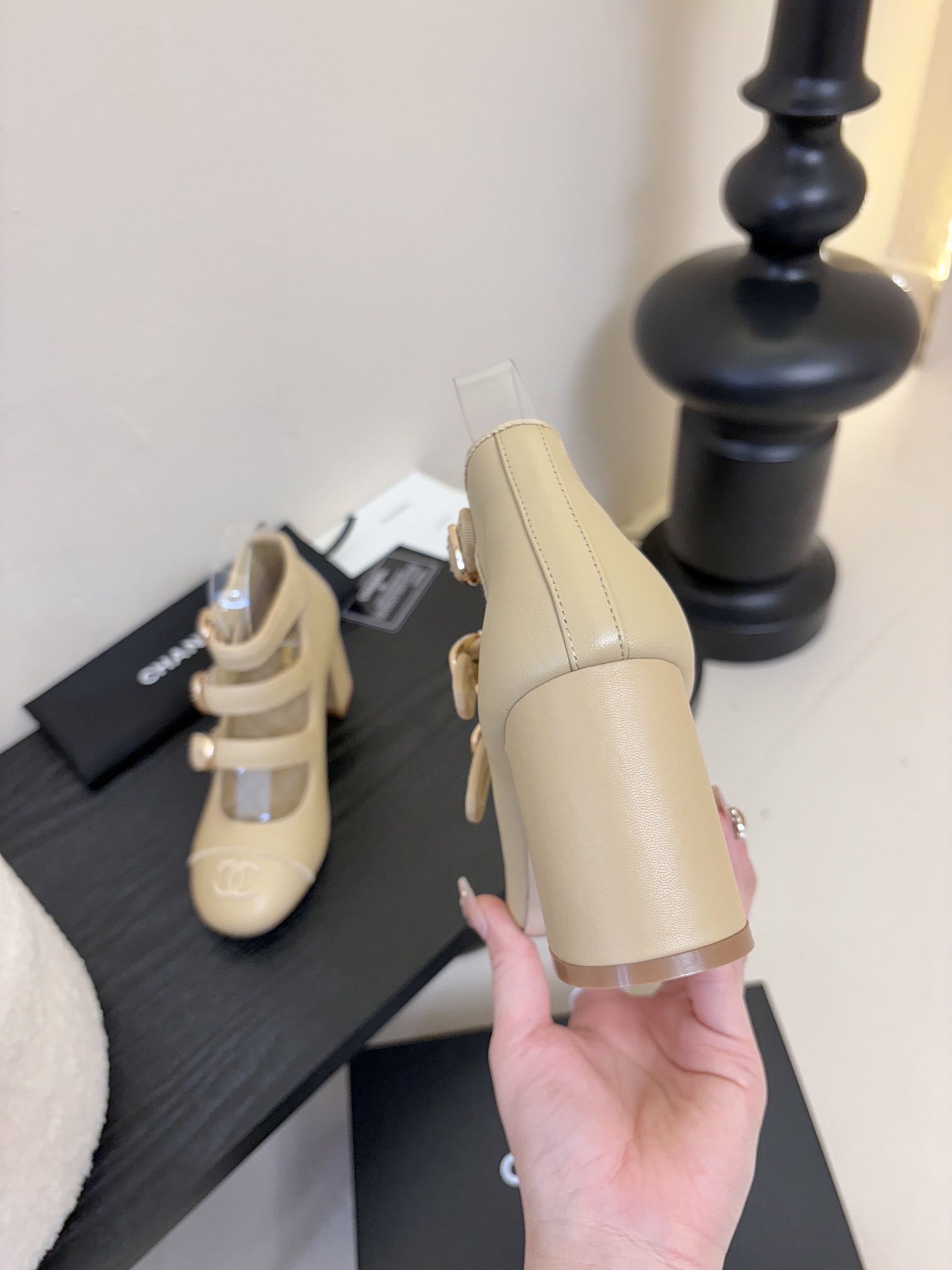 
 Cha 25。新款玛丽珍单鞋

对玛丽珍的钟爱历经多年丝毫不减 从此梦中情鞋又多一双！
脚背上的纽扣