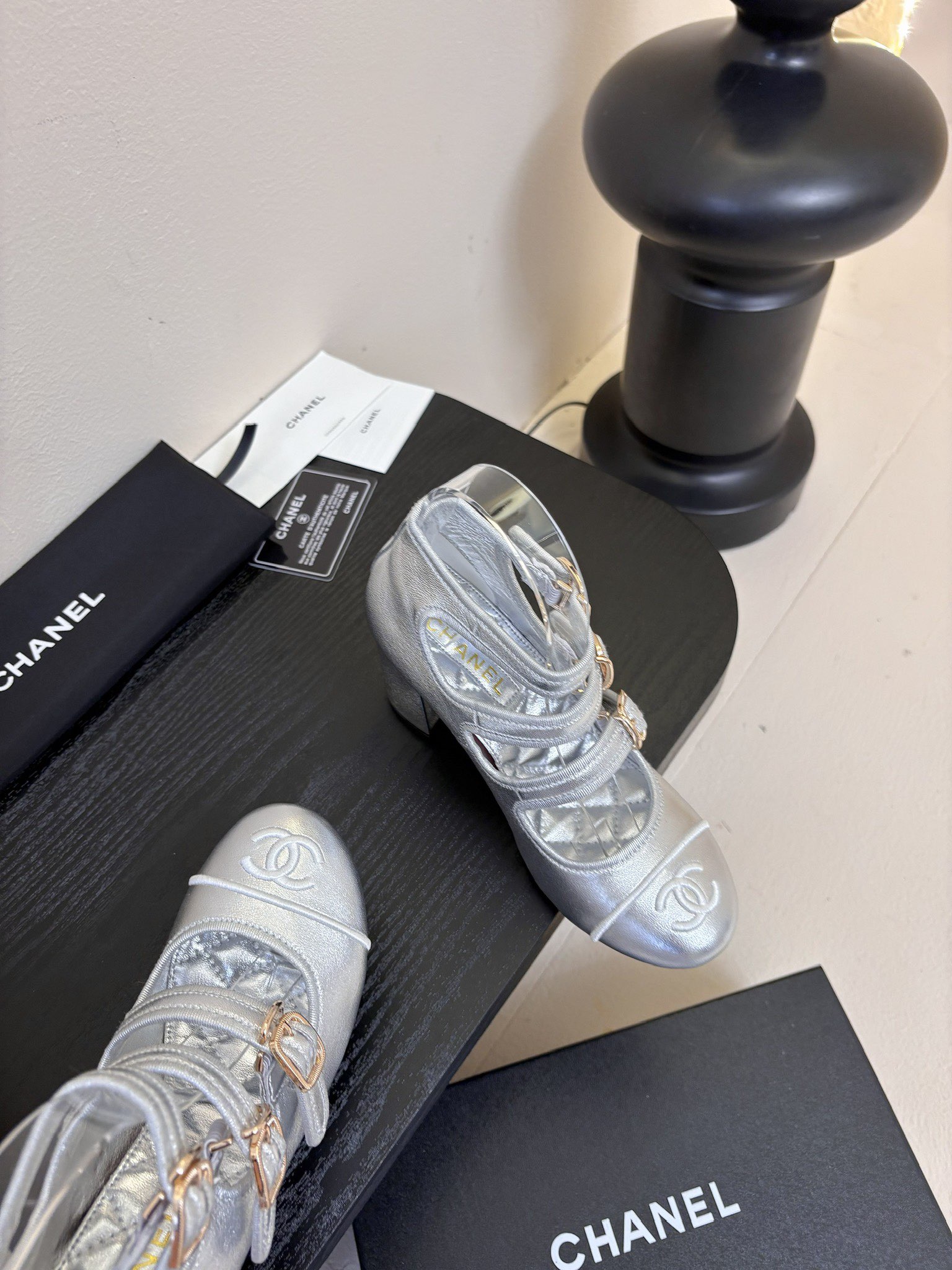 
 Cha 25。新款玛丽珍单鞋

对玛丽珍的钟爱历经多年丝毫不减 从此梦中情鞋又多一双！
脚背上的纽扣