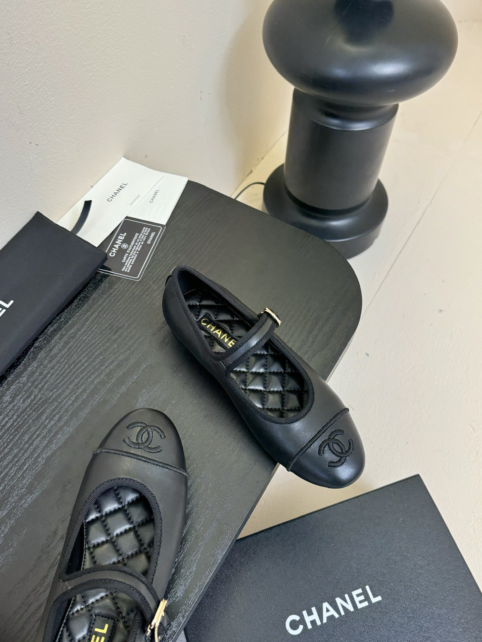 
 Cha 25。新款玛丽珍单鞋

对玛丽珍的钟爱历经多年丝毫不减 从此梦中情鞋又多一双！
脚背上的纽扣