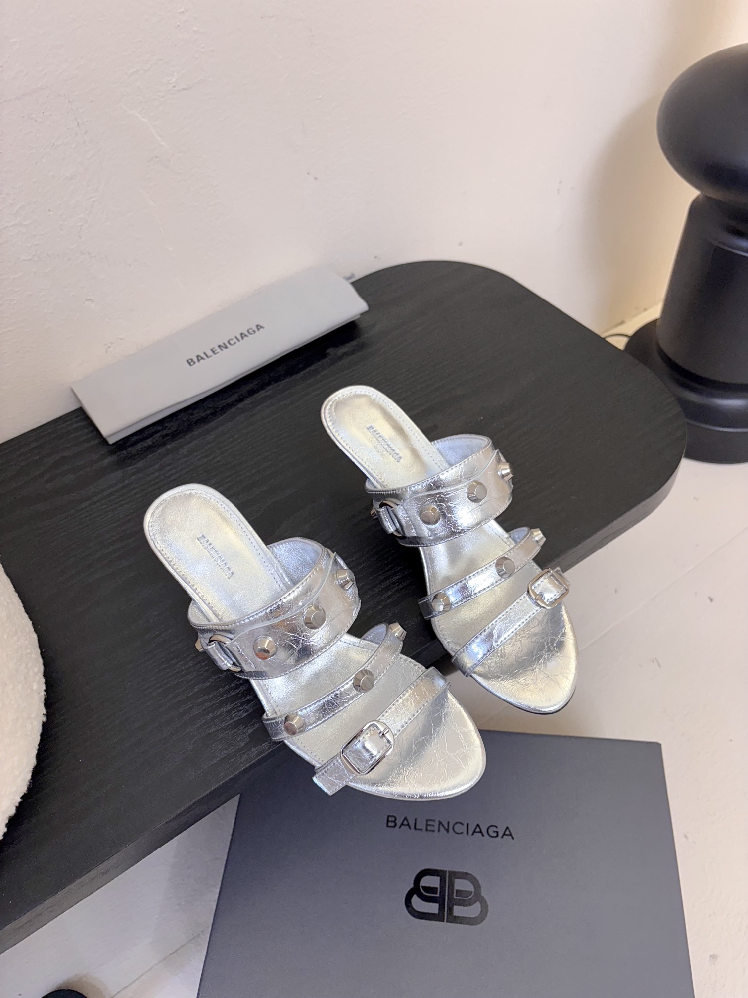 
BALENCIAGA* ✨2025春夏新款朋克风高跟凉鞋👠尖头小高跟👠时髦有型，十足的潮流范儿💯对版高