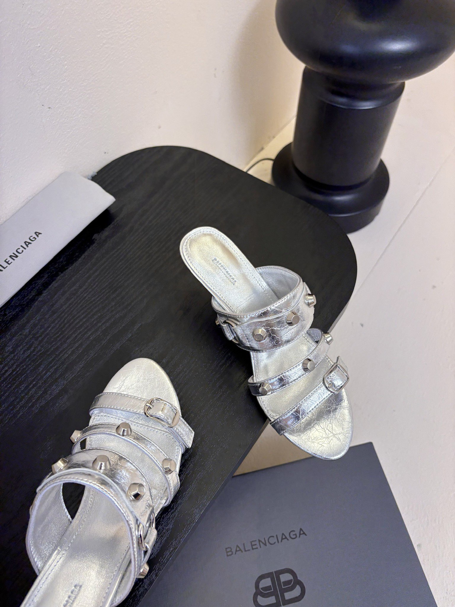 
BALENCIAGA* ✨2025春夏新款朋克风高跟凉鞋👠尖头小高跟👠时髦有型，十足的潮流范儿💯对版高