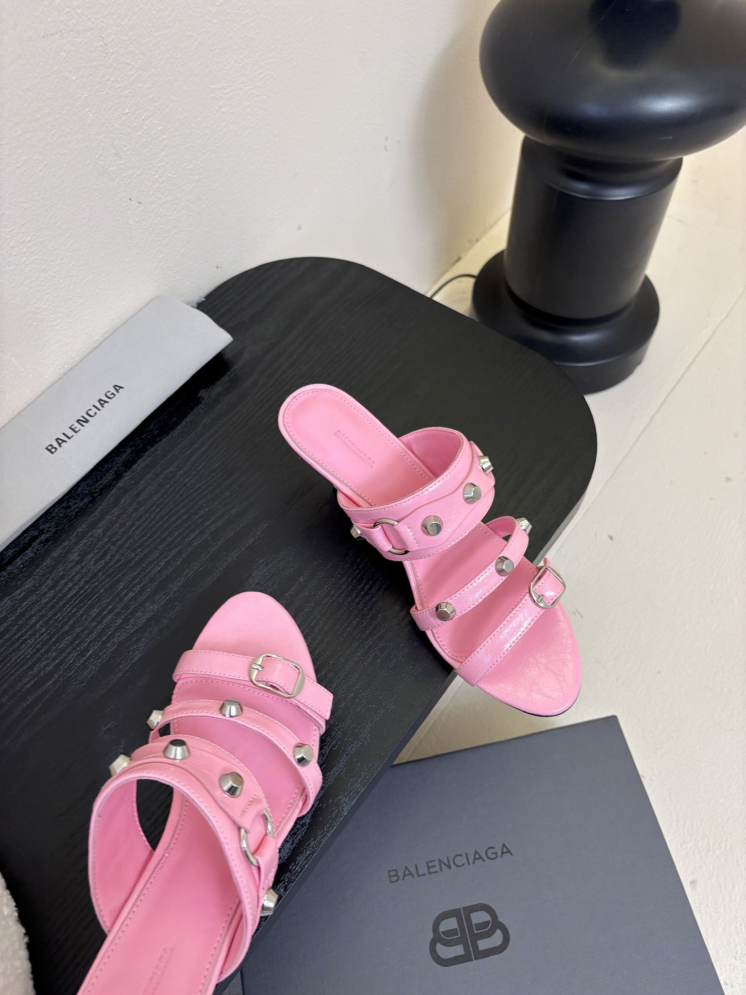 
BALENCIAGA* ✨2025春夏新款朋克风高跟凉鞋👠尖头小高跟👠时髦有型，十足的潮流范儿💯对版高
