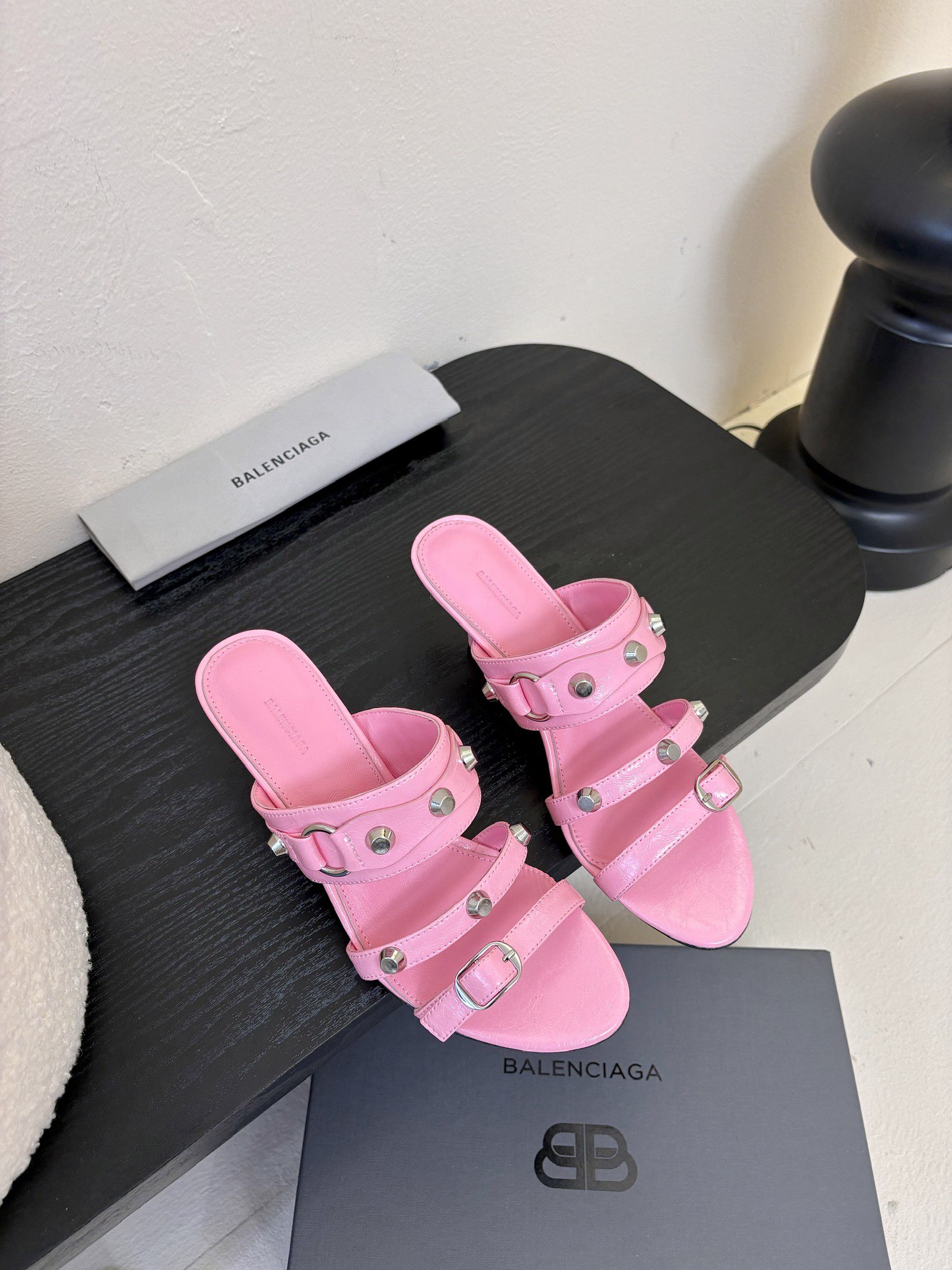 
BALENCIAGA* ✨2025春夏新款朋克风高跟凉鞋👠尖头小高跟👠时髦有型，十足的潮流范儿💯对版高