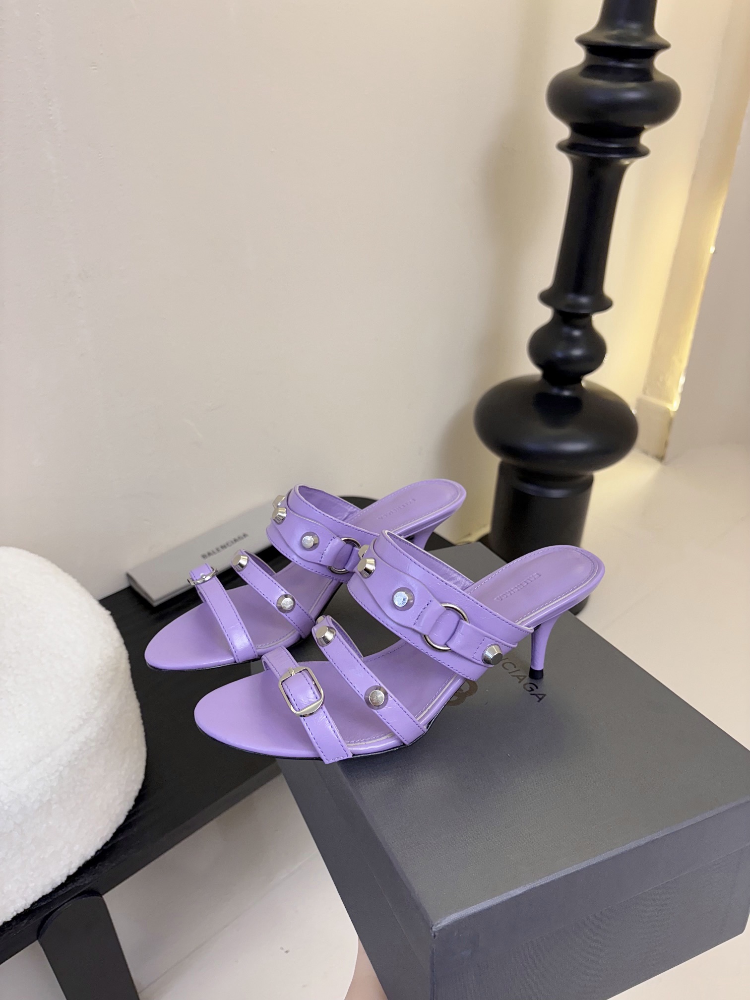 
BALENCIAGA* ✨2025春夏新款朋克风高跟凉鞋👠尖头小高跟👠时髦有型，十足的潮流范儿💯对版高