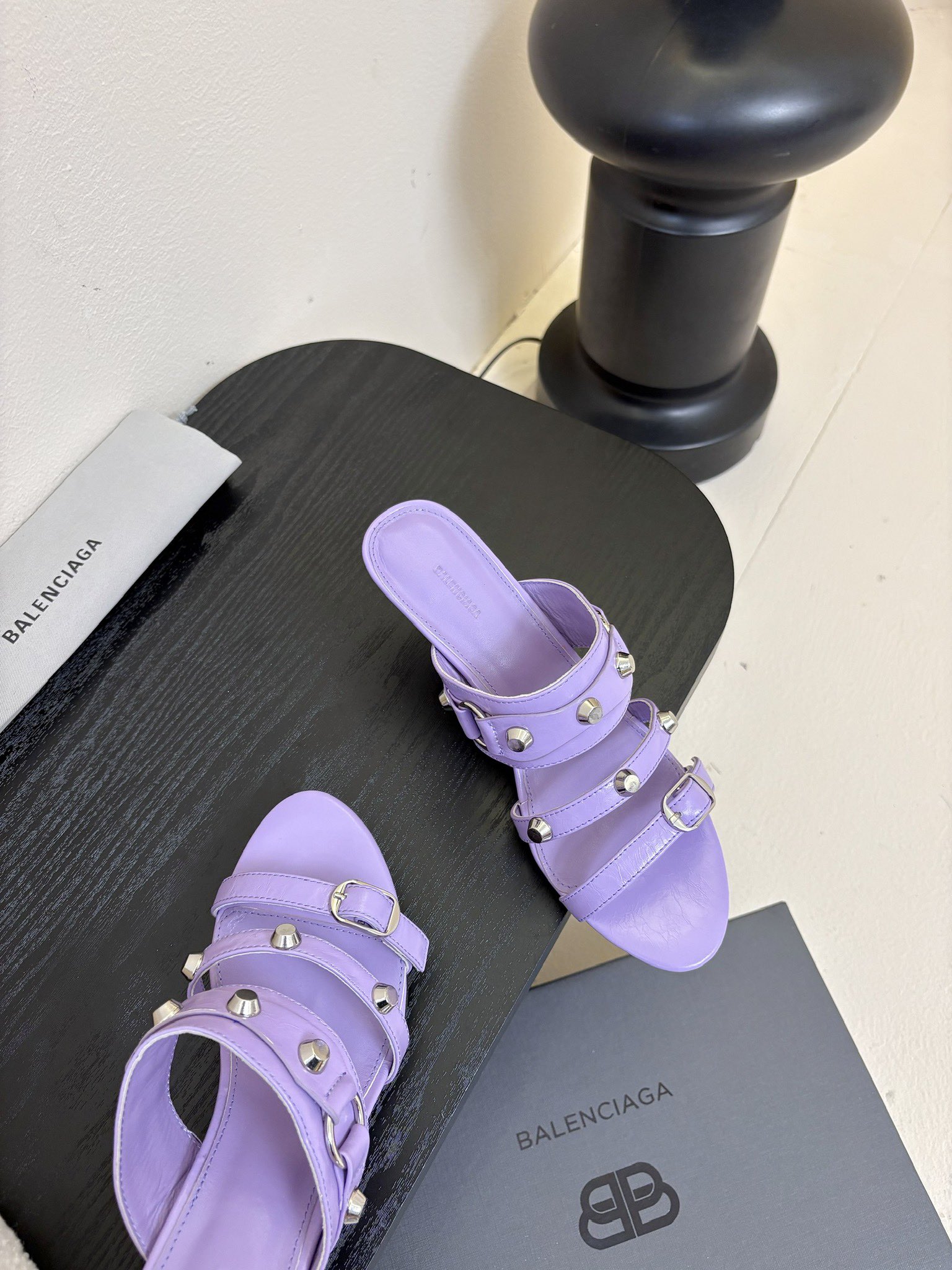 
BALENCIAGA* ✨2025春夏新款朋克风高跟凉鞋👠尖头小高跟👠时髦有型，十足的潮流范儿💯对版高