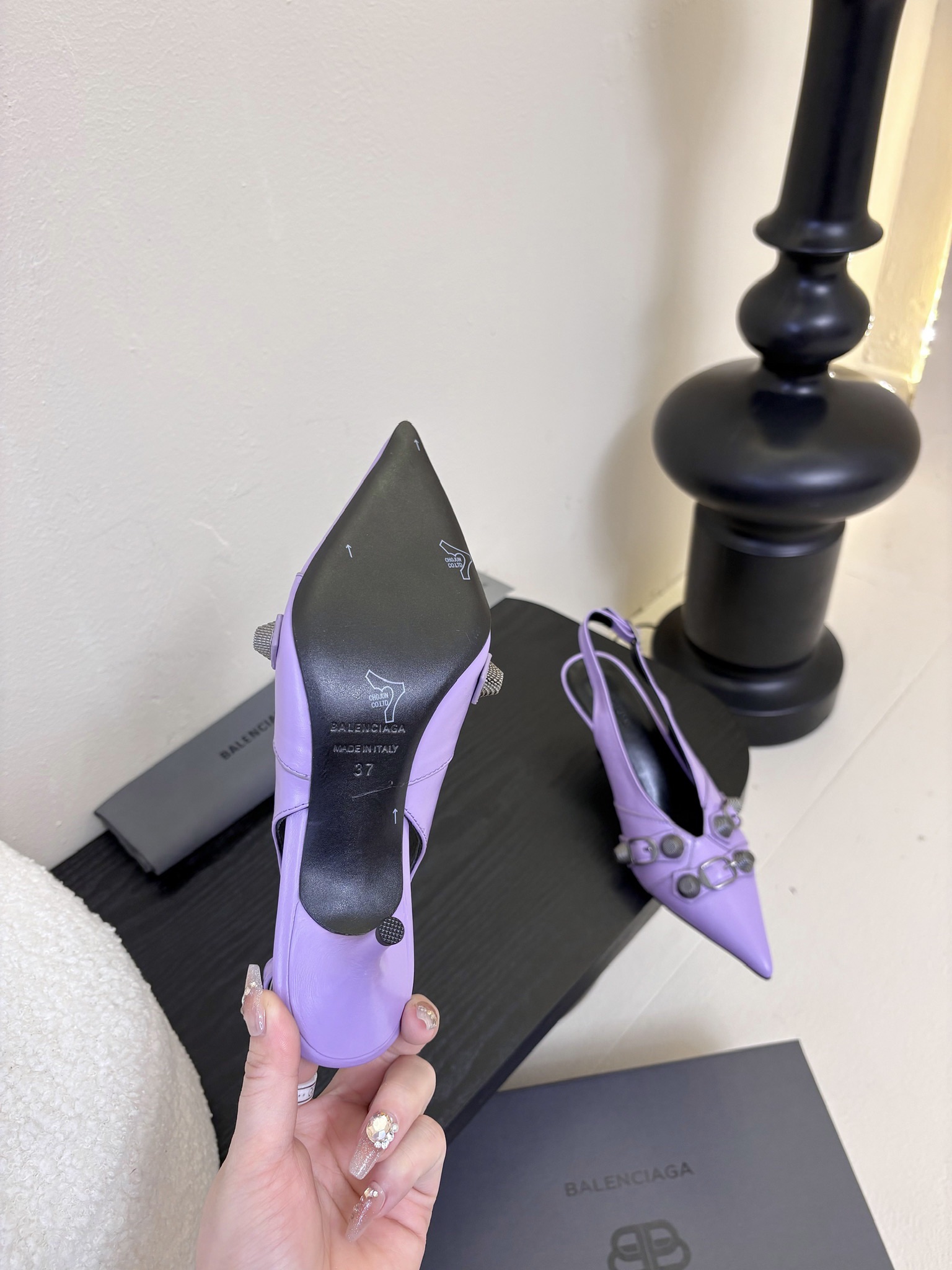 
BALENCIAGA* ✨2025春夏新款朋克风高跟凉鞋👠尖头小高跟👠时髦有型，十足的潮流范儿💯对版高