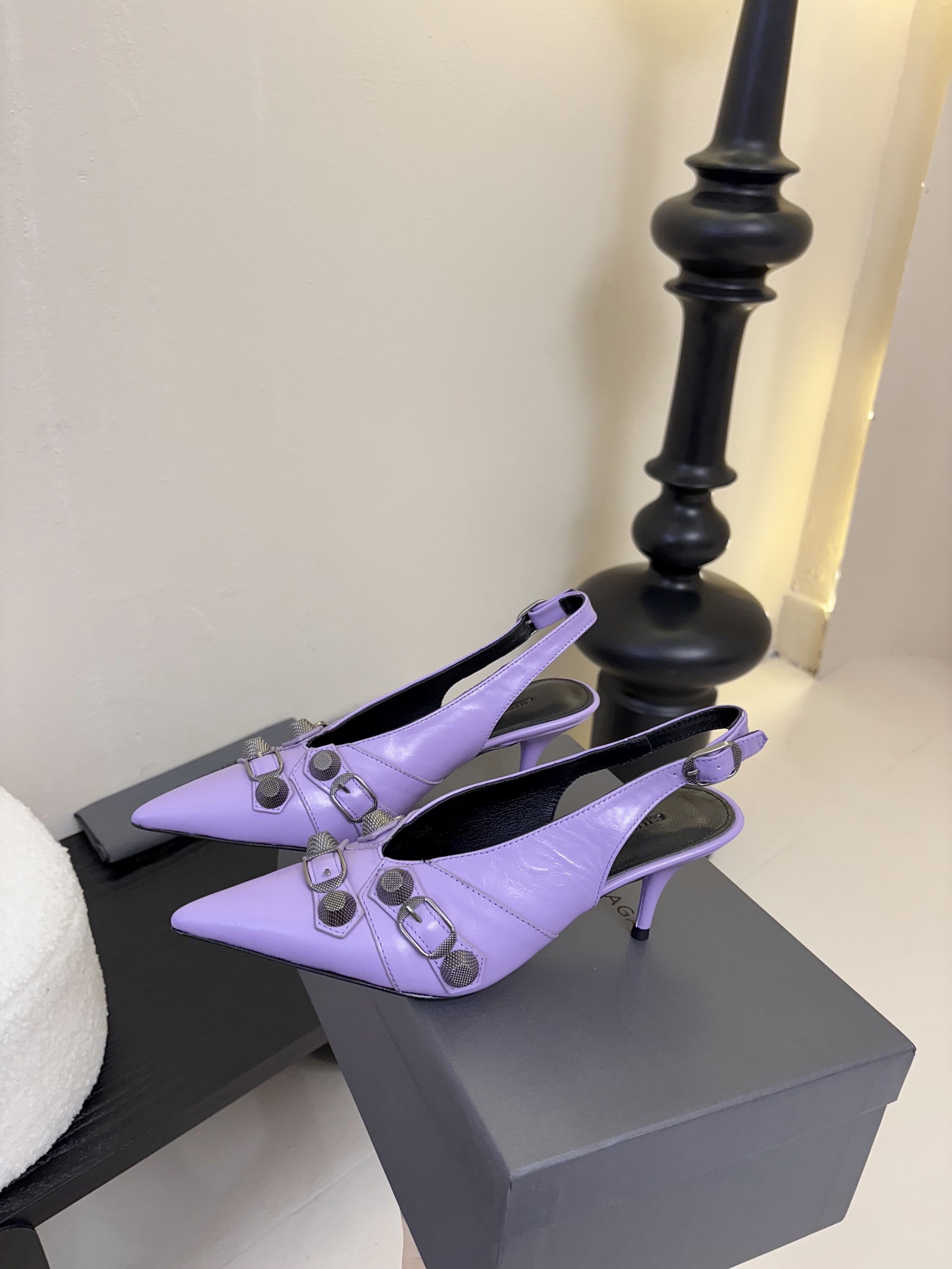 
BALENCIAGA* ✨2025春夏新款朋克风高跟凉鞋👠尖头小高跟👠时髦有型，十足的潮流范儿💯对版高