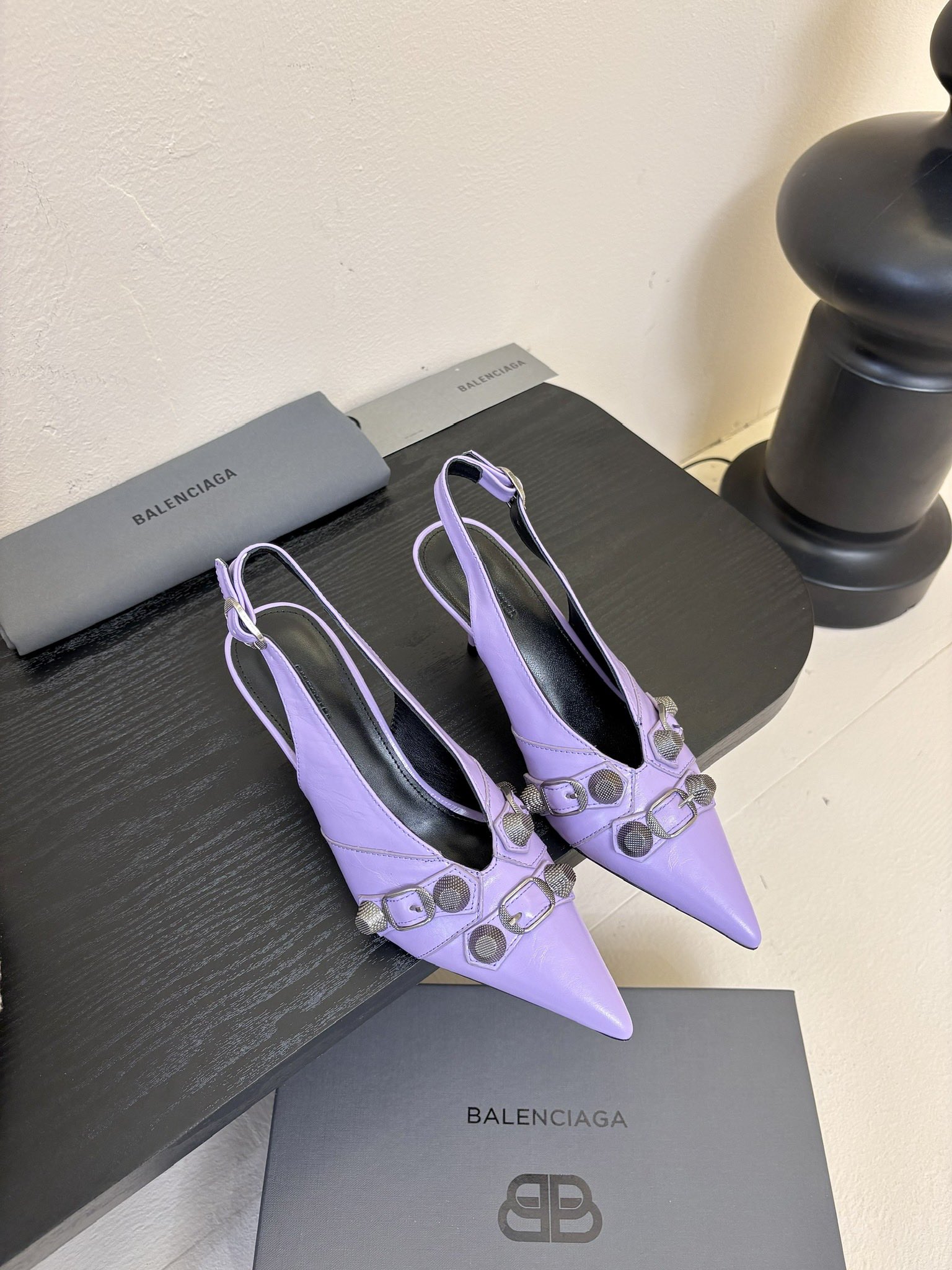 
BALENCIAGA* ✨2025春夏新款朋克风高跟凉鞋👠尖头小高跟👠时髦有型，十足的潮流范儿💯对版高