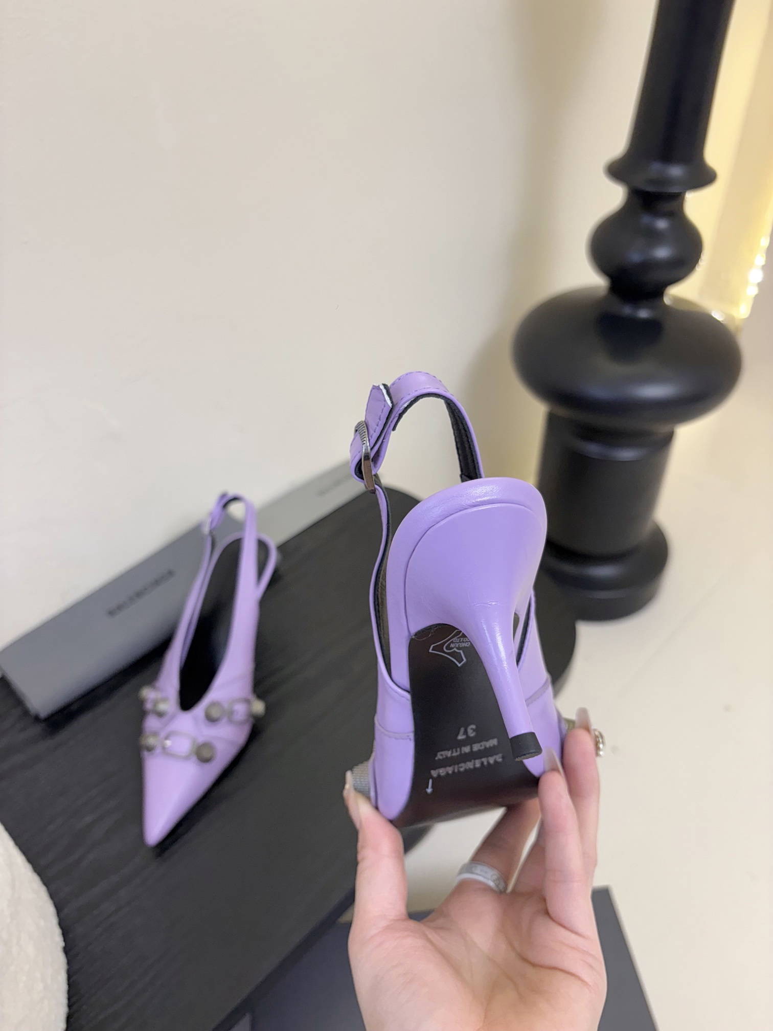 
BALENCIAGA* ✨2025春夏新款朋克风高跟凉鞋👠尖头小高跟👠时髦有型，十足的潮流范儿💯对版高