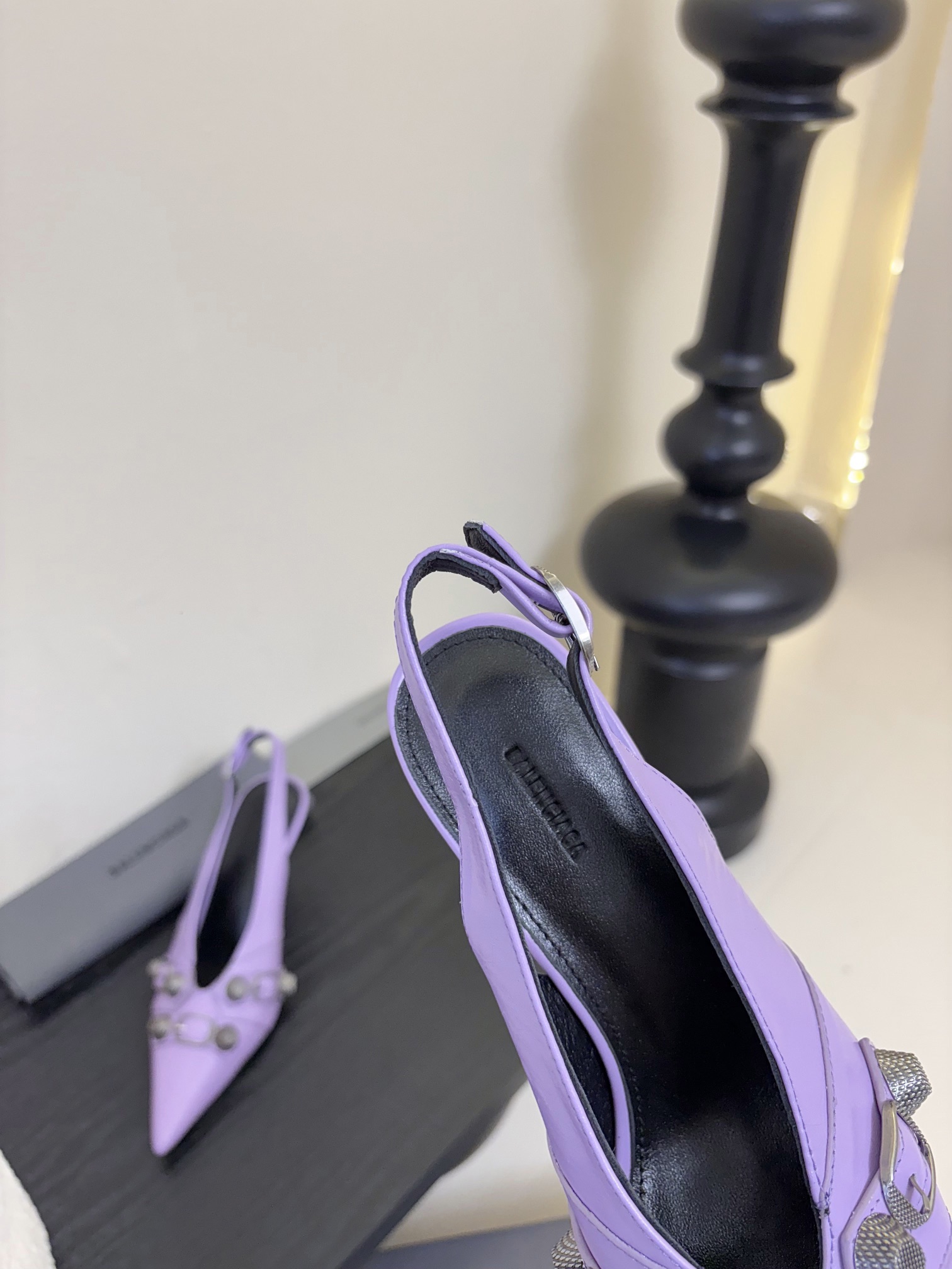 
BALENCIAGA* ✨2025春夏新款朋克风高跟凉鞋👠尖头小高跟👠时髦有型，十足的潮流范儿💯对版高