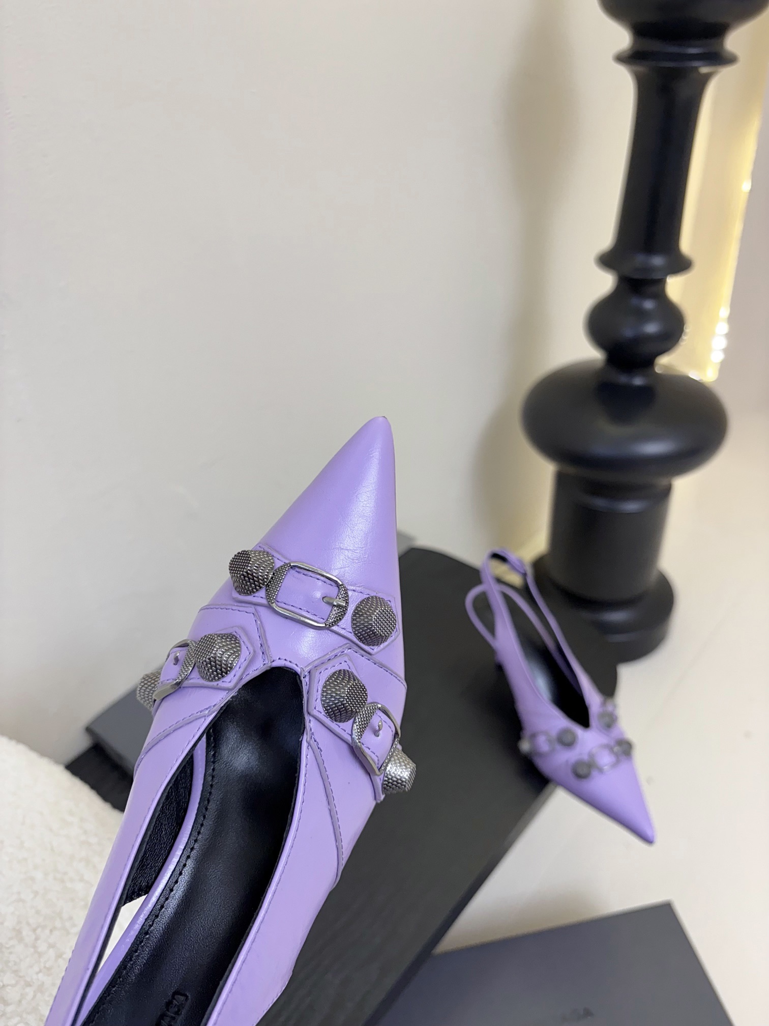 
BALENCIAGA* ✨2025春夏新款朋克风高跟凉鞋👠尖头小高跟👠时髦有型，十足的潮流范儿💯对版高