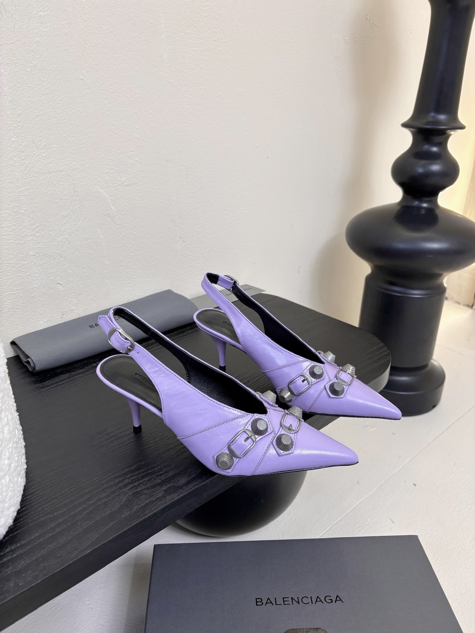 
BALENCIAGA* ✨2025春夏新款朋克风高跟凉鞋👠尖头小高跟👠时髦有型，十足的潮流范儿💯对版高