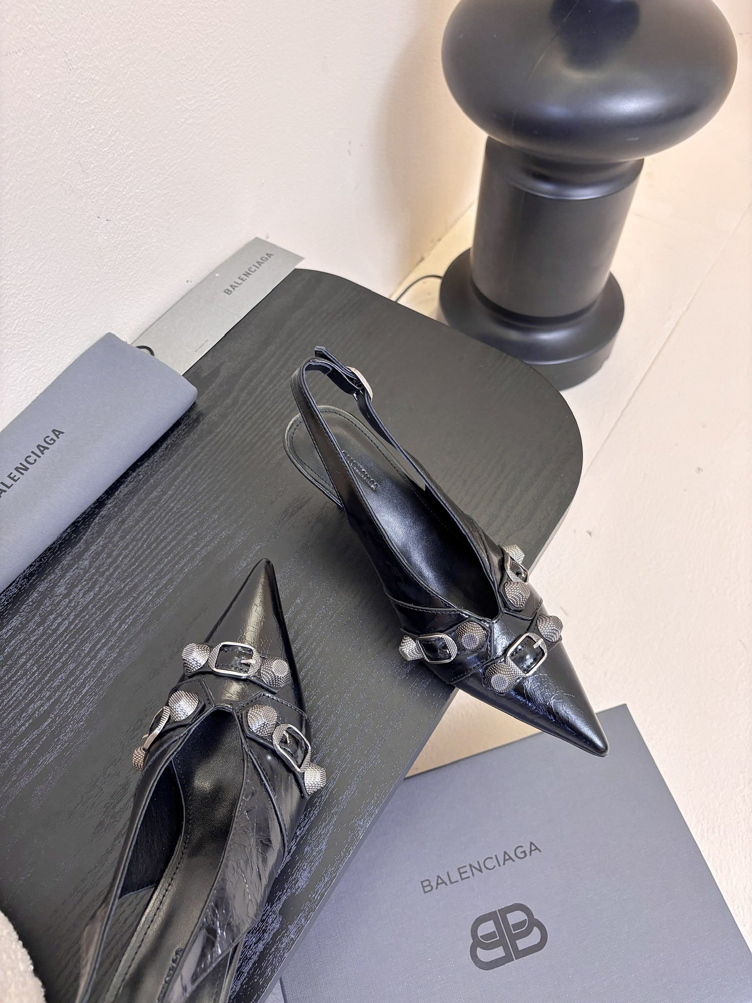 
BALENCIAGA* ✨2025春夏新款朋克风高跟凉鞋👠尖头小高跟👠时髦有型，十足的潮流范儿💯对版高