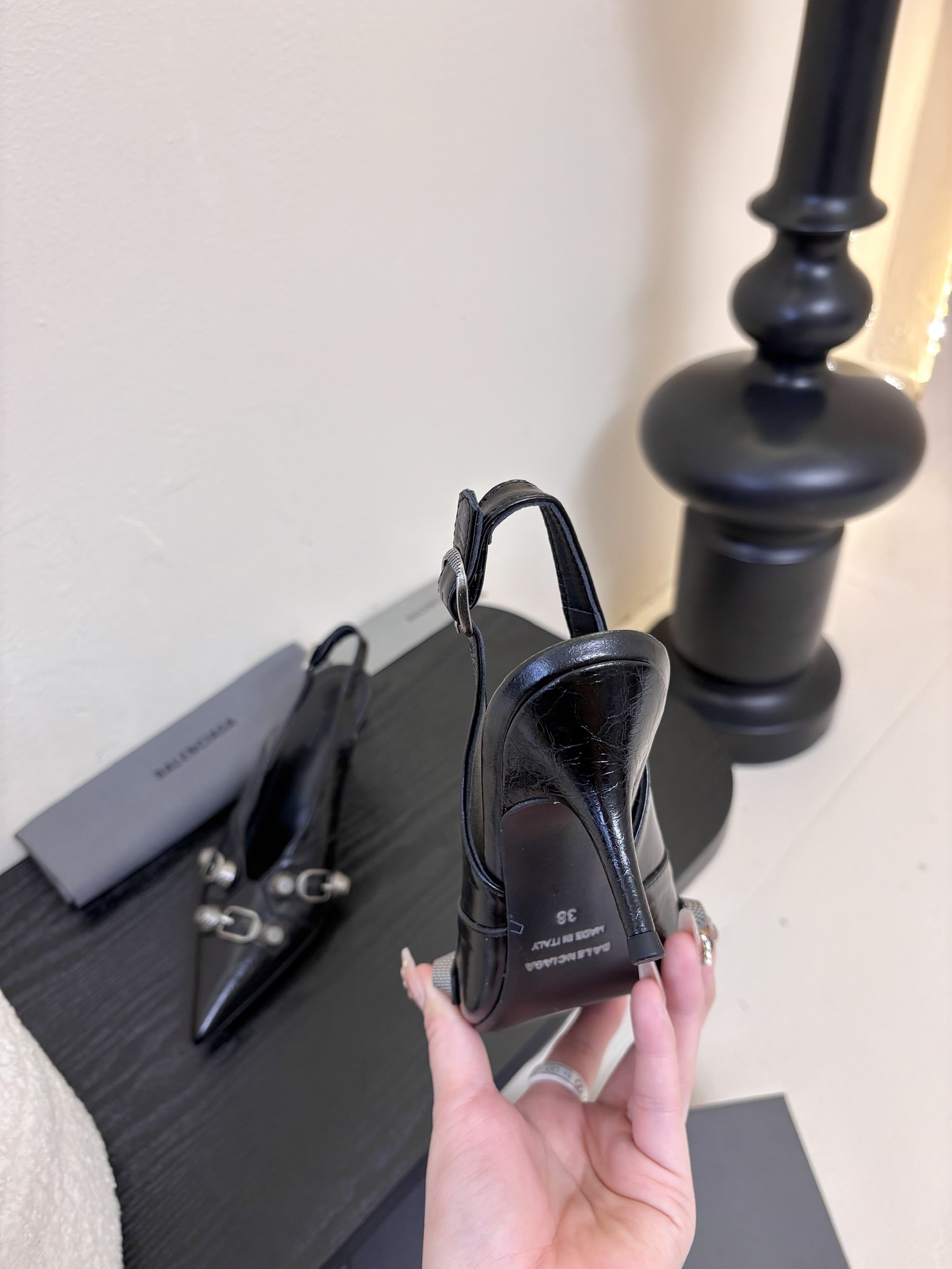 
BALENCIAGA* ✨2025春夏新款朋克风高跟凉鞋👠尖头小高跟👠时髦有型，十足的潮流范儿💯对版高