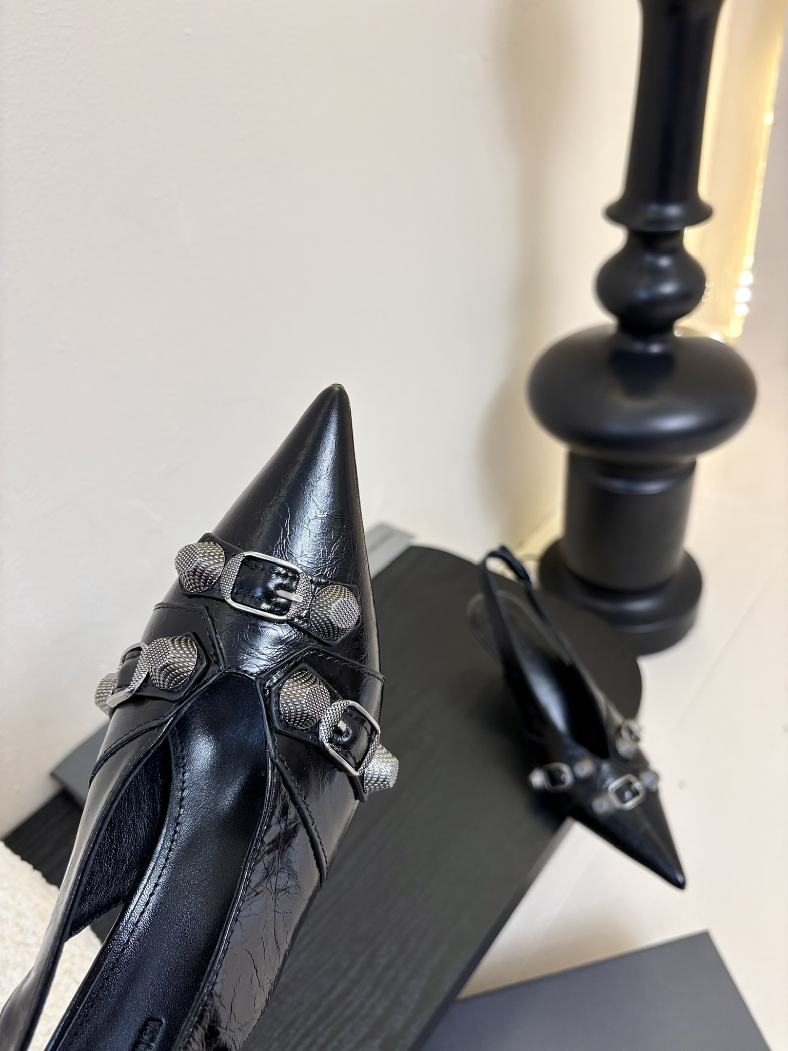 
BALENCIAGA* ✨2025春夏新款朋克风高跟凉鞋👠尖头小高跟👠时髦有型，十足的潮流范儿💯对版高