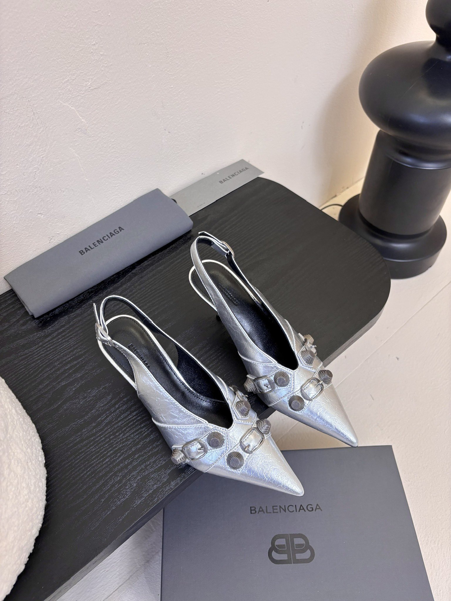 
BALENCIAGA* ✨2025春夏新款朋克风高跟凉鞋👠尖头小高跟👠时髦有型，十足的潮流范儿💯对版高