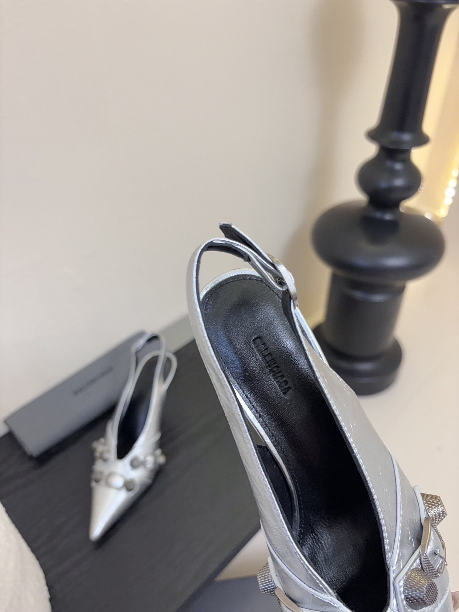 
BALENCIAGA* ✨2025春夏新款朋克风高跟凉鞋👠尖头小高跟👠时髦有型，十足的潮流范儿💯对版高