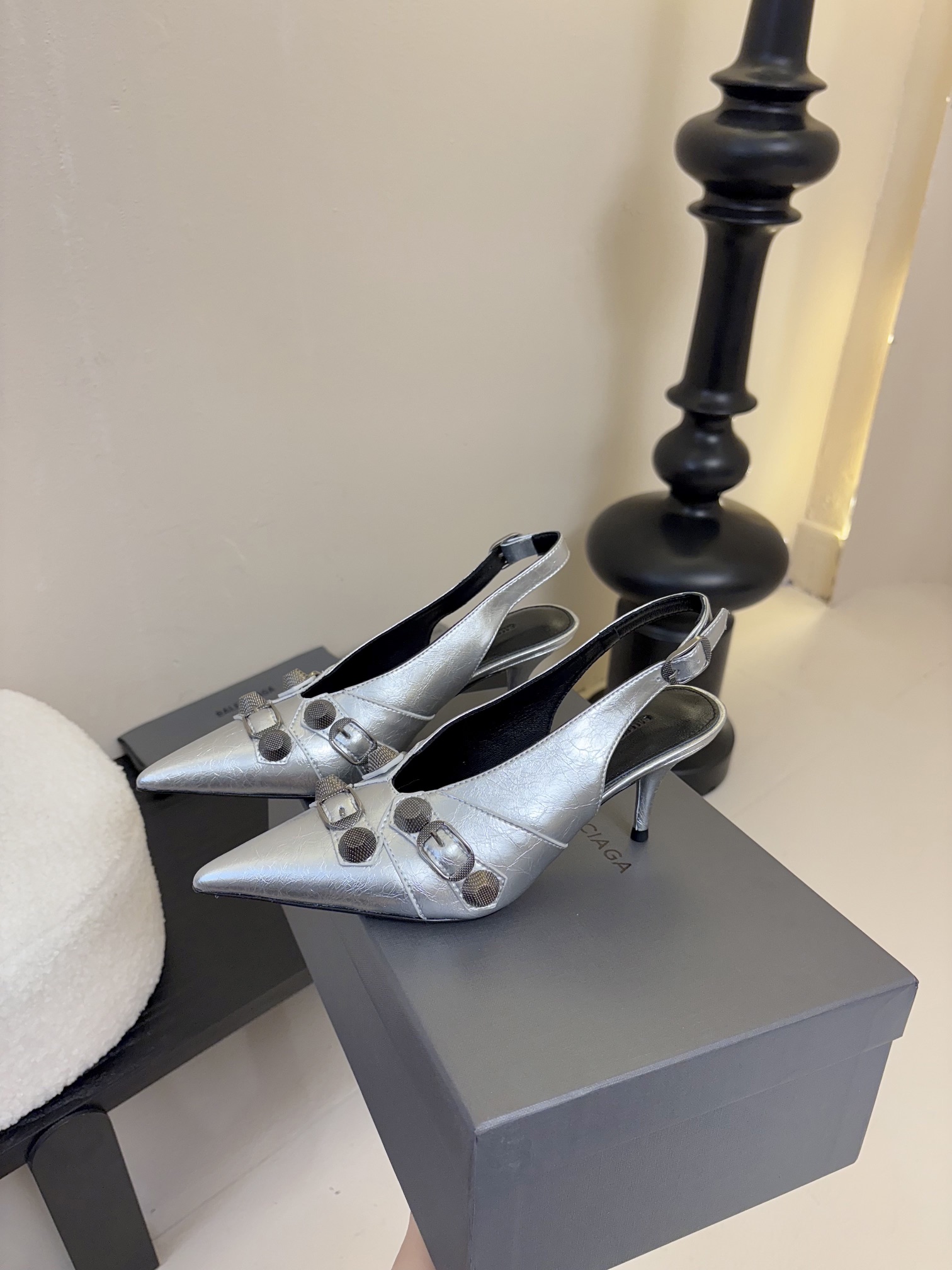 
BALENCIAGA* ✨2025春夏新款朋克风高跟凉鞋👠尖头小高跟👠时髦有型，十足的潮流范儿💯对版高