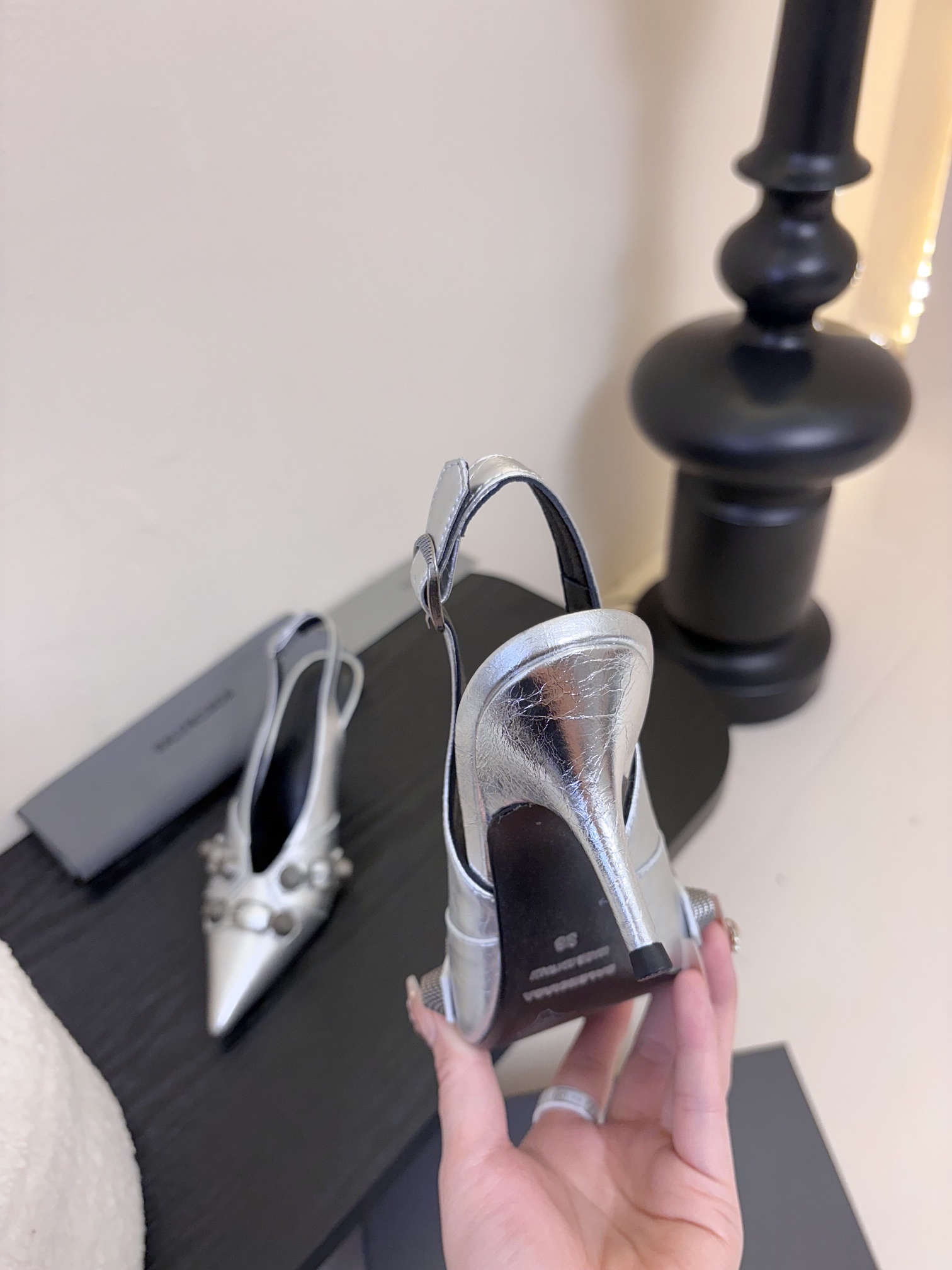 
BALENCIAGA* ✨2025春夏新款朋克风高跟凉鞋👠尖头小高跟👠时髦有型，十足的潮流范儿💯对版高