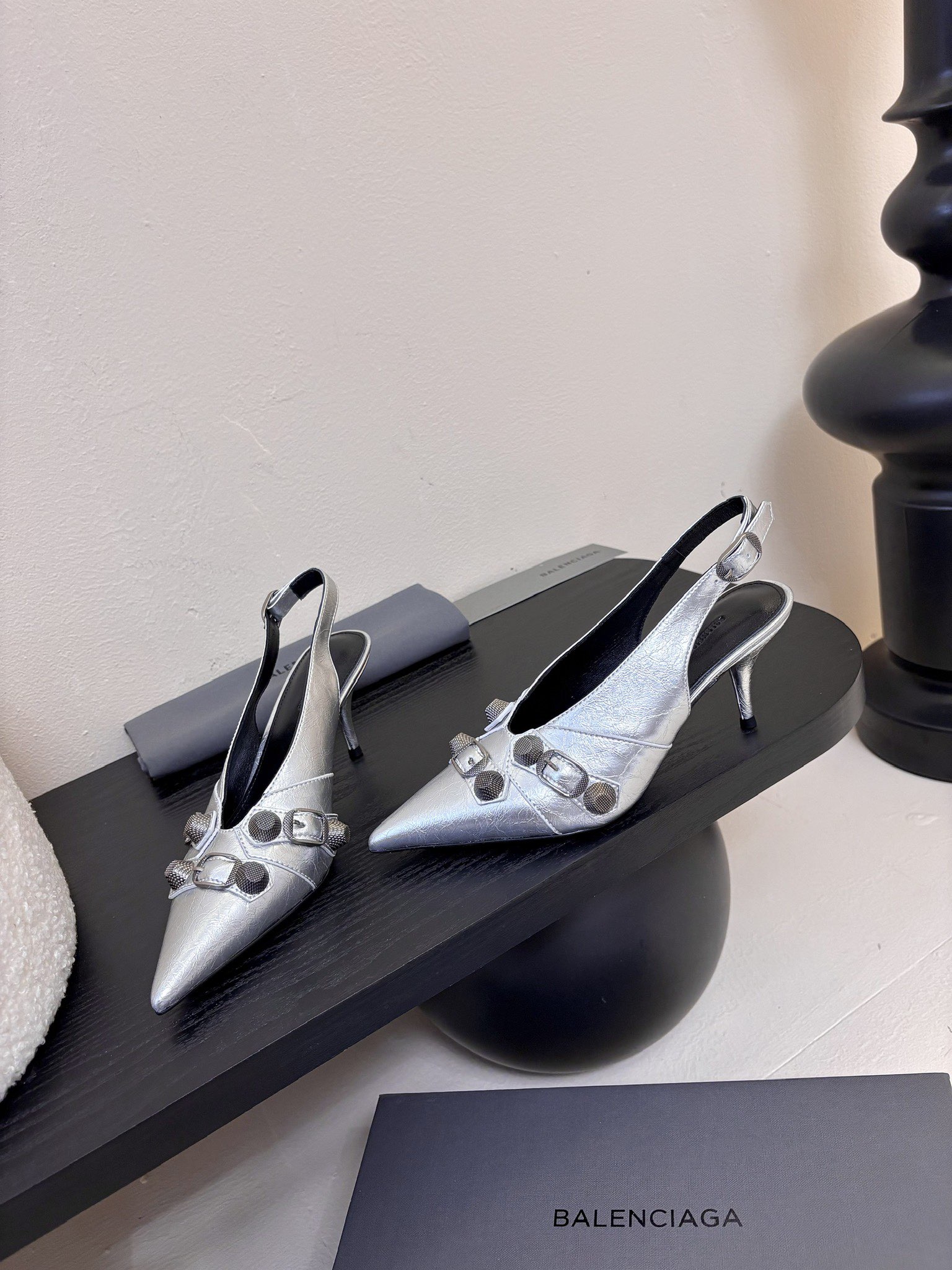 
BALENCIAGA* ✨2025春夏新款朋克风高跟凉鞋👠尖头小高跟👠时髦有型，十足的潮流范儿💯对版高