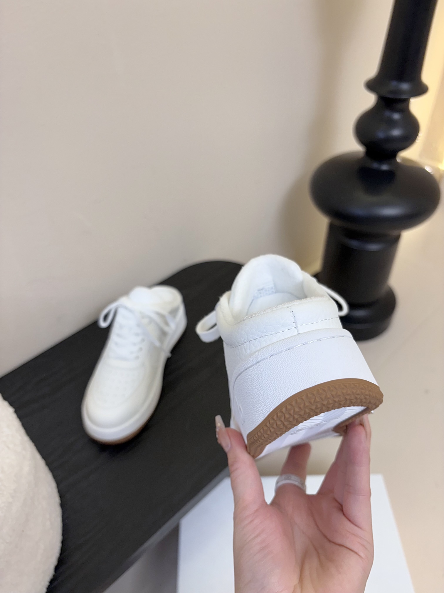 
alo25ss 春夏新款 拼色小白鞋厚底舒适休闲款

alo比耐克更懂女生！上脚超级百搭！而且超级舒适