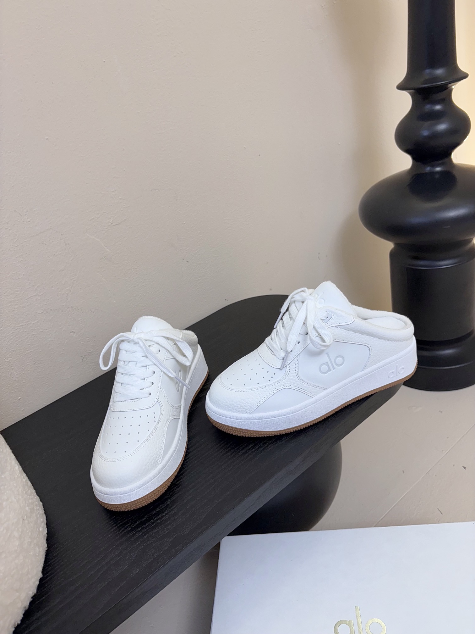 
alo25ss 春夏新款 拼色小白鞋厚底舒适休闲款

alo比耐克更懂女生！上脚超级百搭！而且超级舒适