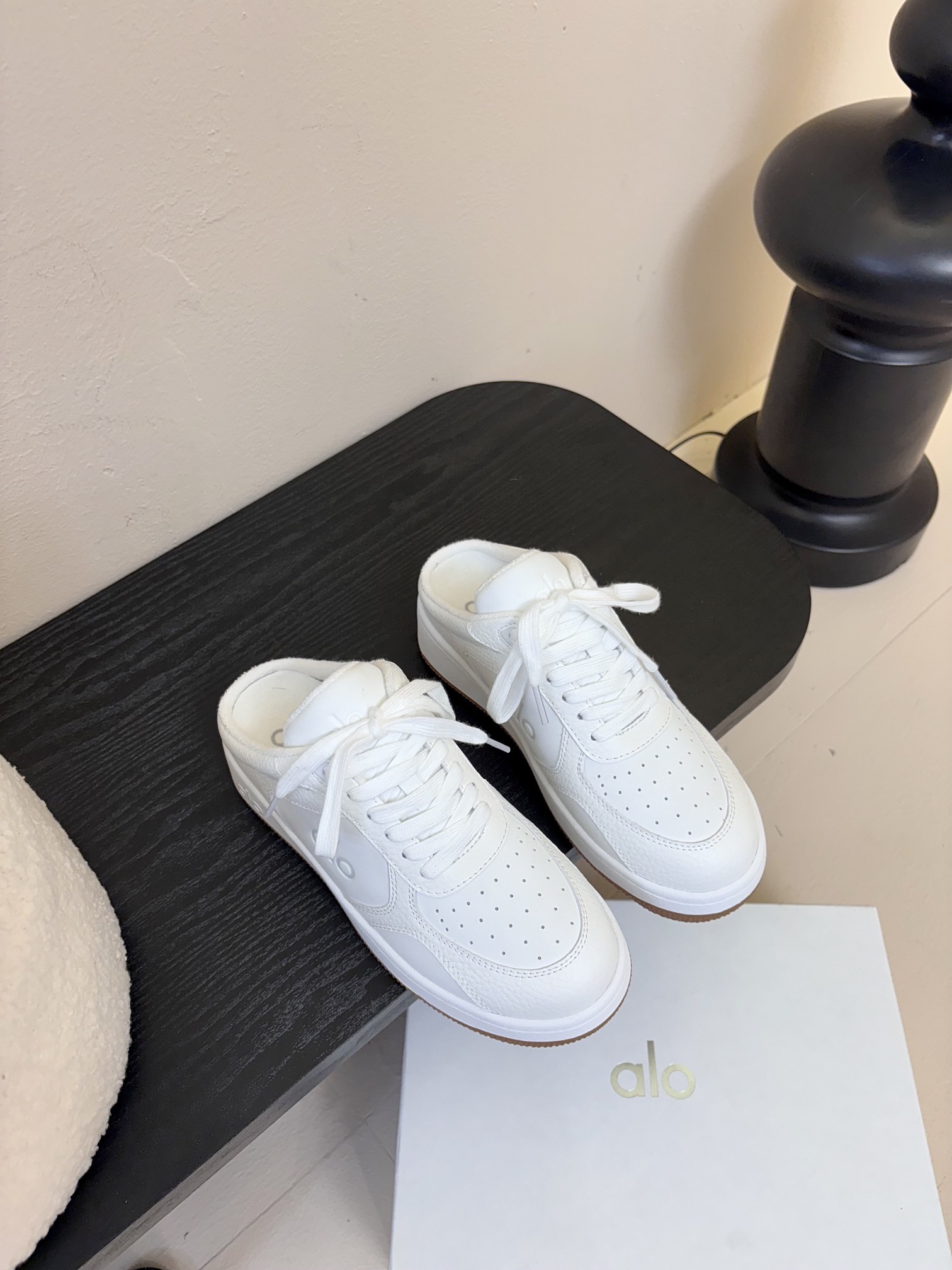 
alo25ss 春夏新款 拼色小白鞋厚底舒适休闲款

alo比耐克更懂女生！上脚超级百搭！而且超级舒适