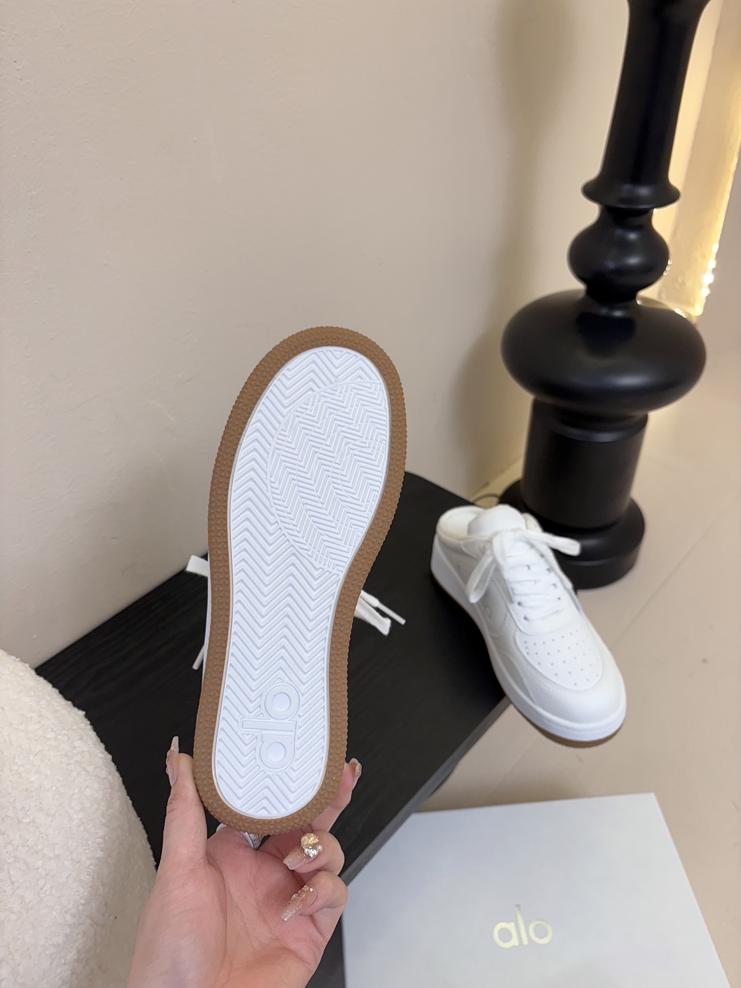 
alo25ss 春夏新款 拼色小白鞋厚底舒适休闲款

alo比耐克更懂女生！上脚超级百搭！而且超级舒适