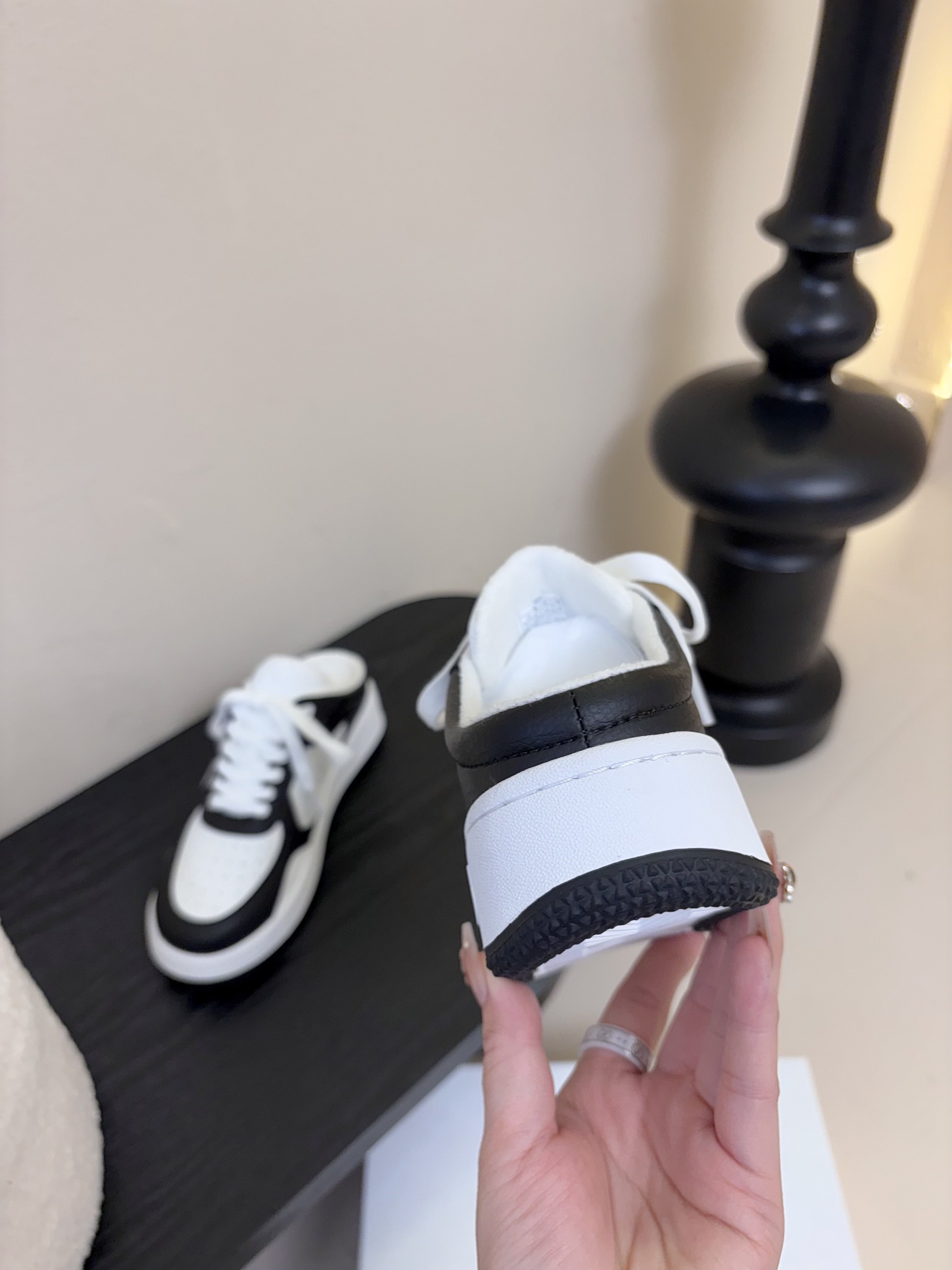 
alo25ss 春夏新款 拼色小白鞋厚底舒适休闲款

alo比耐克更懂女生！上脚超级百搭！而且超级舒适
