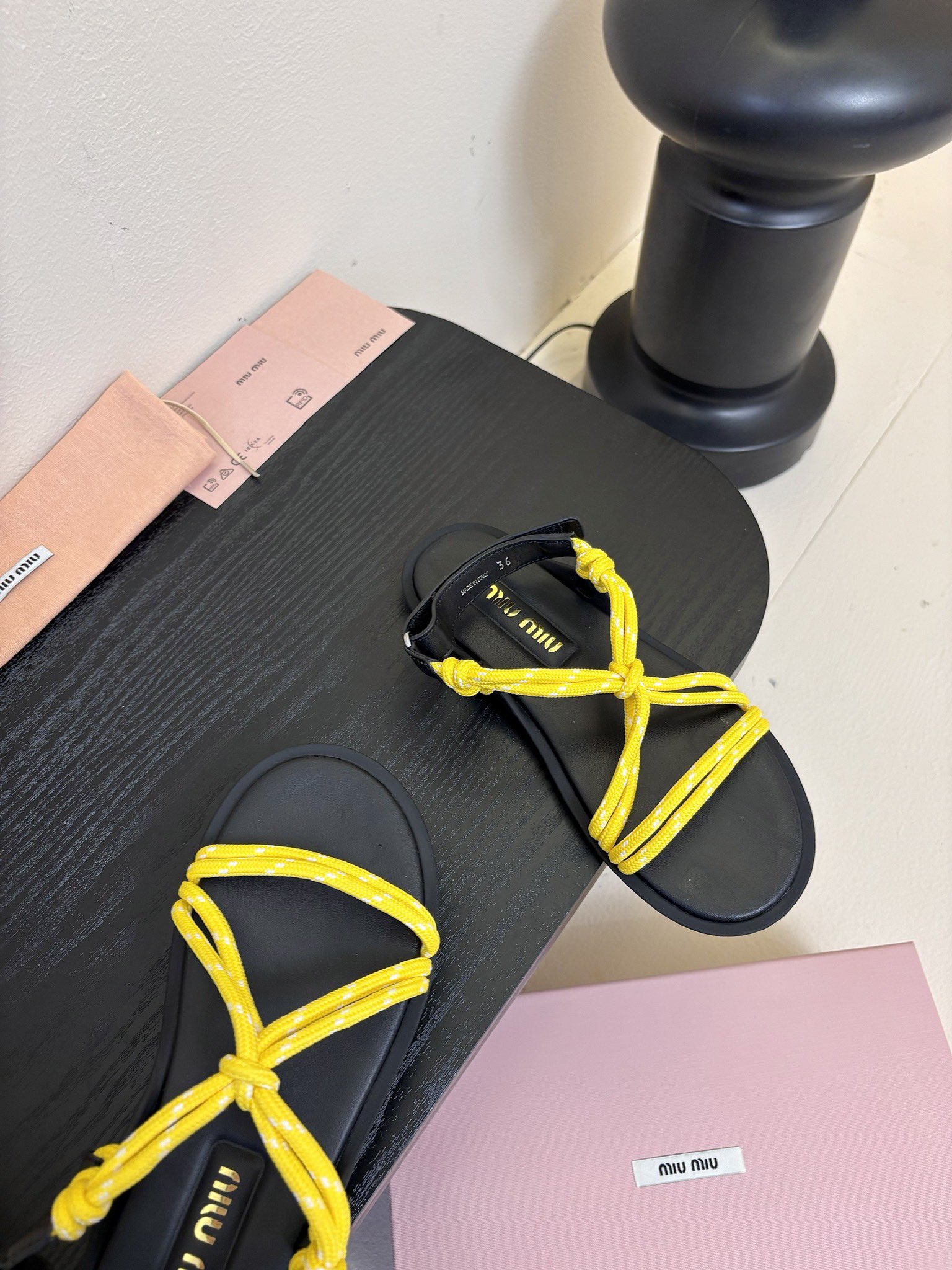 
 Miu Miu 25ss简约绳结凉鞋

别看简单 工艺每个都很复杂 非常留行的美拉德配色平底鞋，电绣