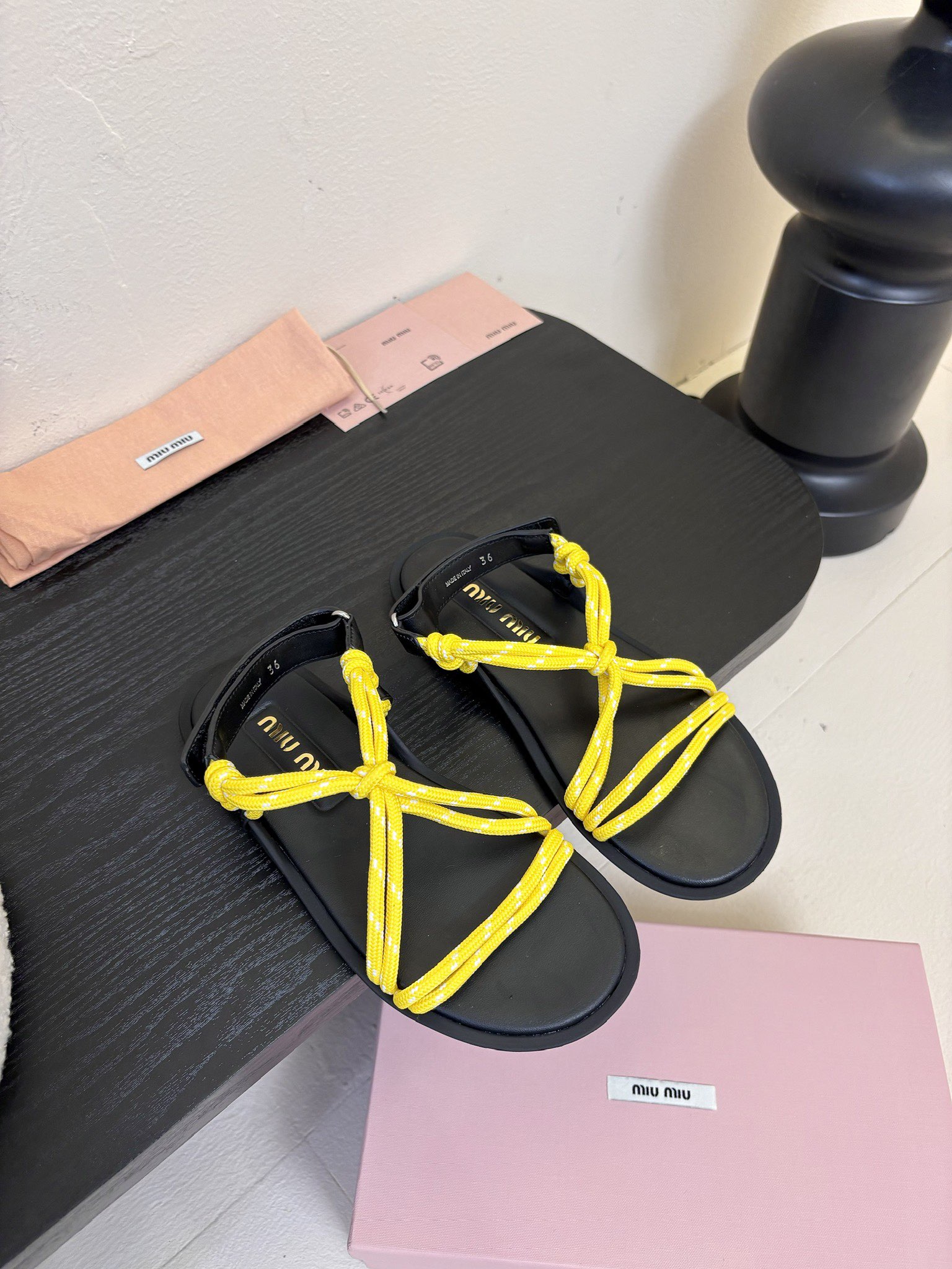 
 Miu Miu 25ss简约绳结凉鞋

别看简单 工艺每个都很复杂 非常留行的美拉德配色平底鞋，电绣