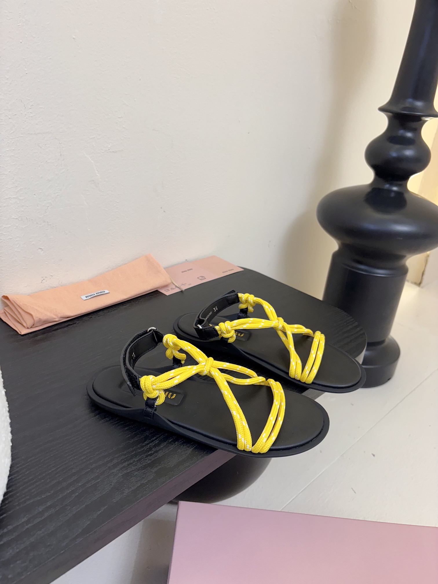 
 Miu Miu 25ss简约绳结凉鞋

别看简单 工艺每个都很复杂 非常留行的美拉德配色平底鞋，电绣