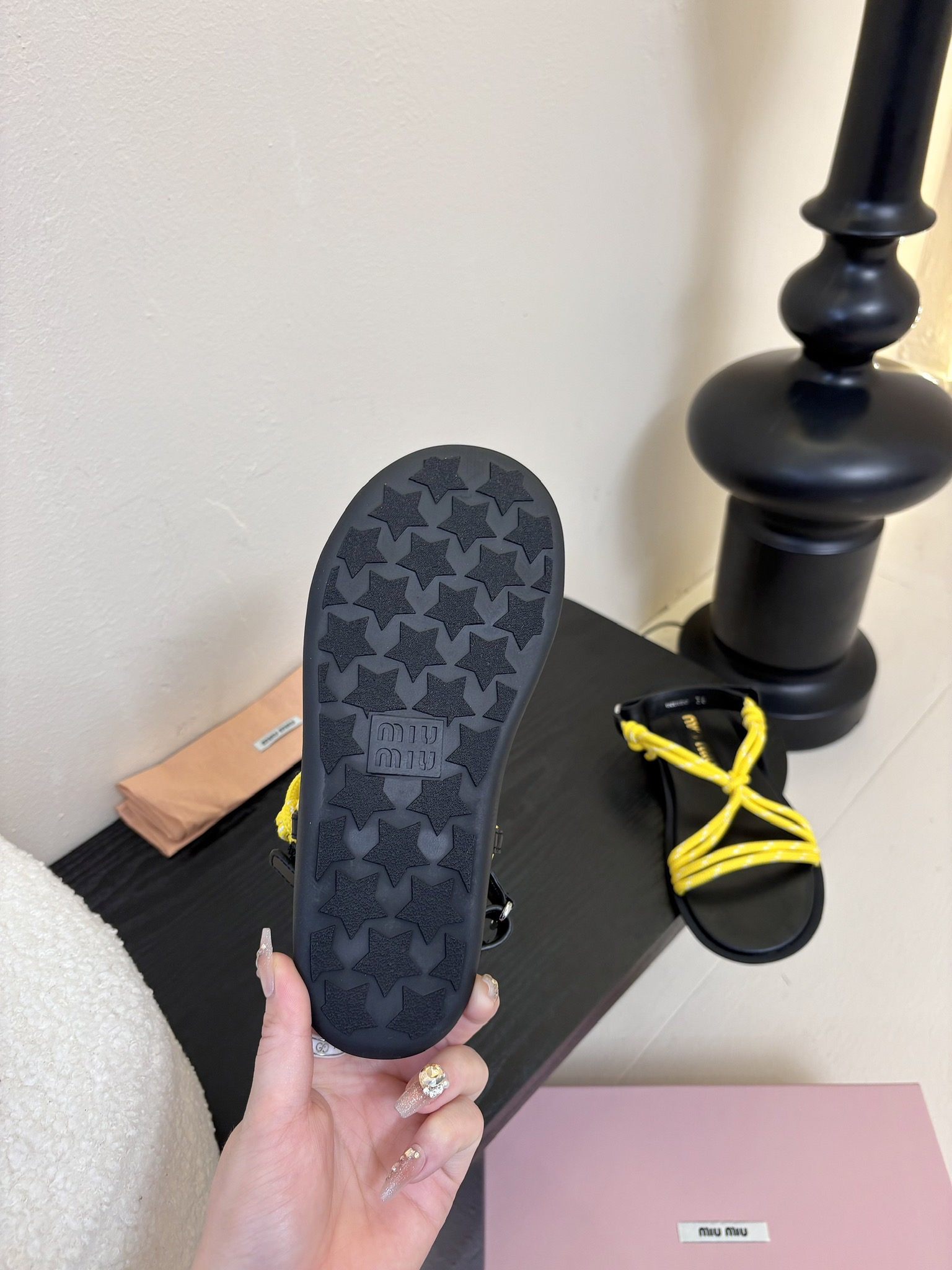 
 Miu Miu 25ss简约绳结凉鞋

别看简单 工艺每个都很复杂 非常留行的美拉德配色平底鞋，电绣