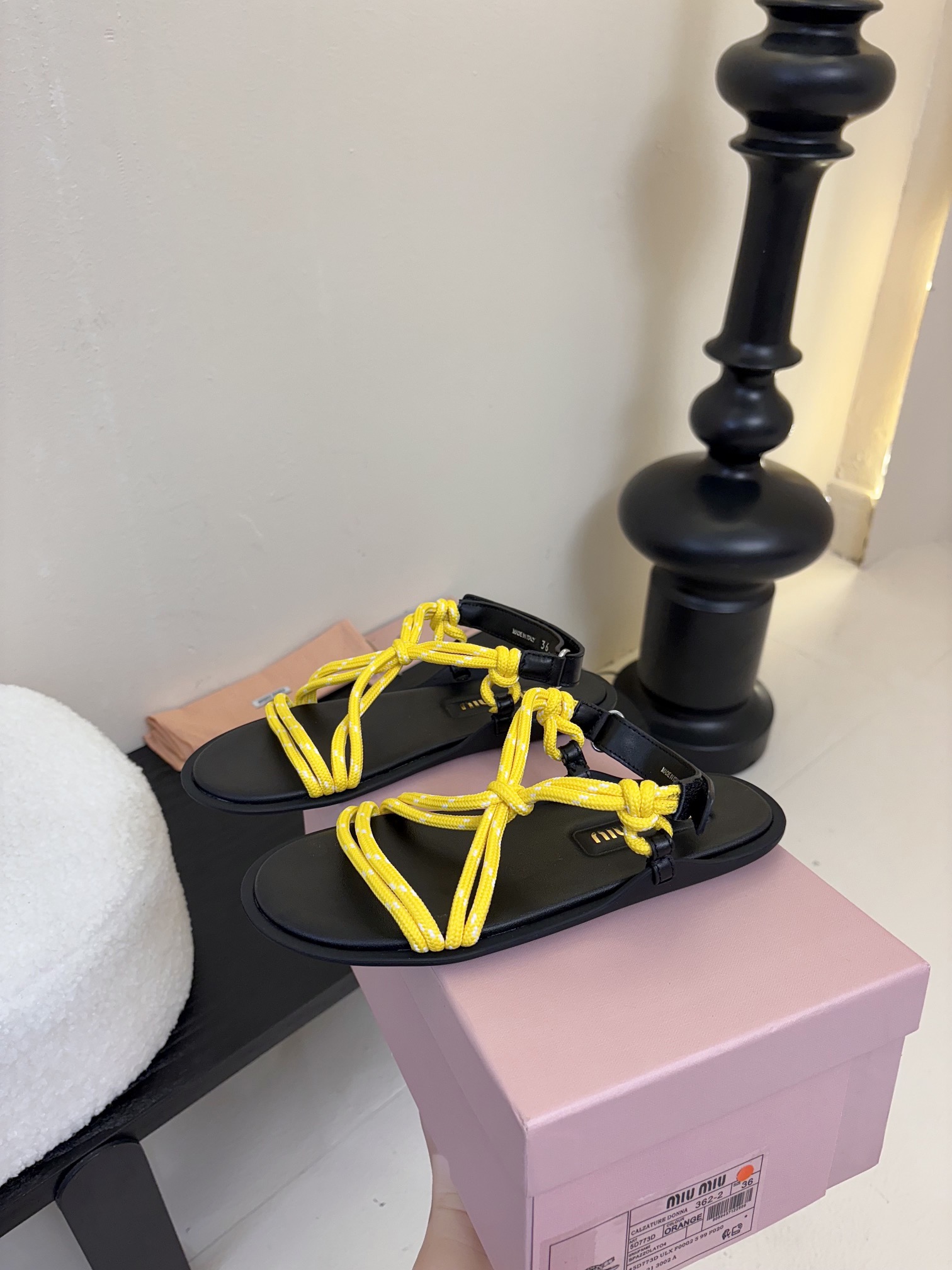 
 Miu Miu 25ss简约绳结凉鞋

别看简单 工艺每个都很复杂 非常留行的美拉德配色平底鞋，电绣
