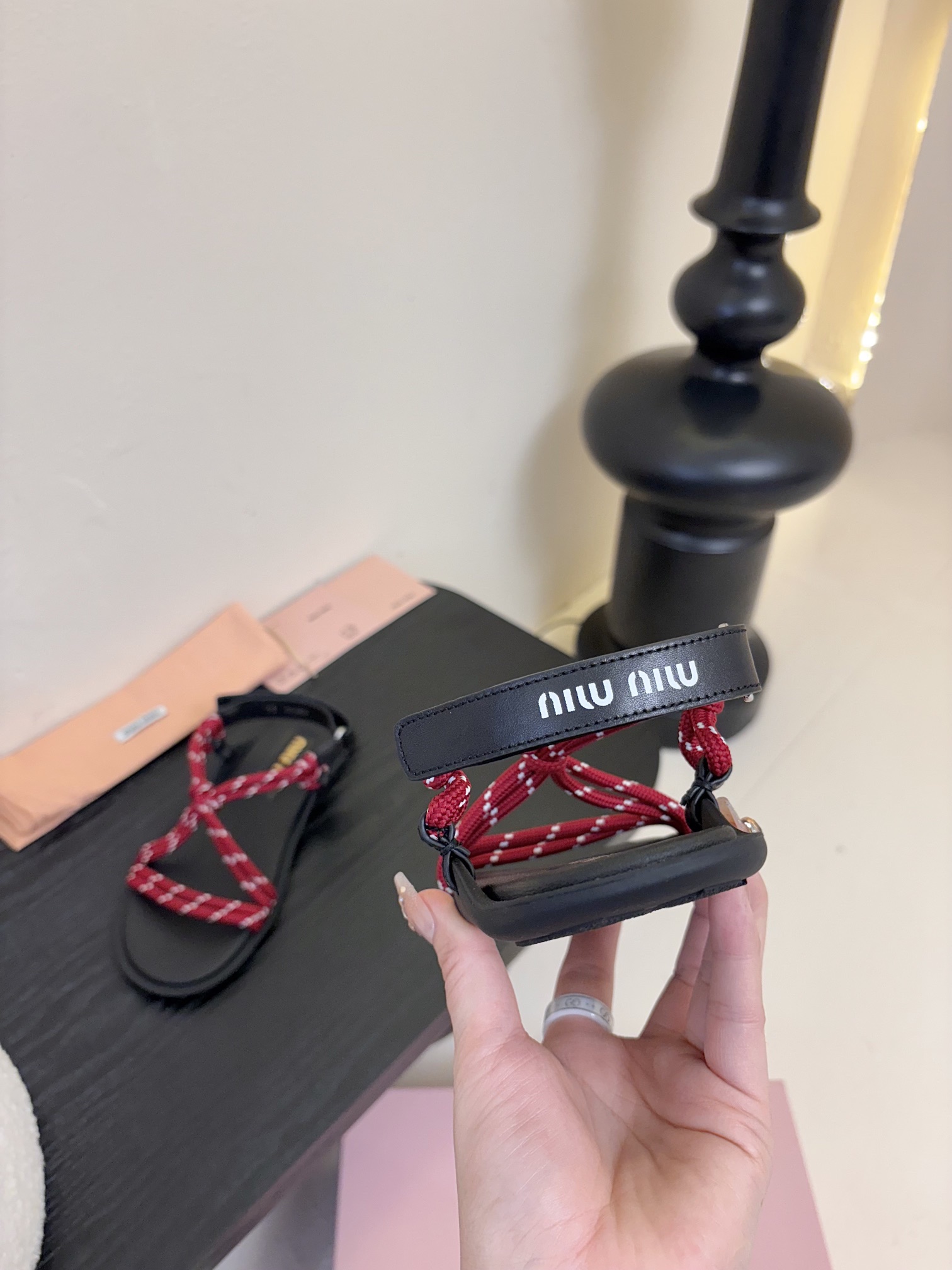 
 Miu Miu 25ss简约绳结凉鞋

别看简单 工艺每个都很复杂 非常留行的美拉德配色平底鞋，电绣