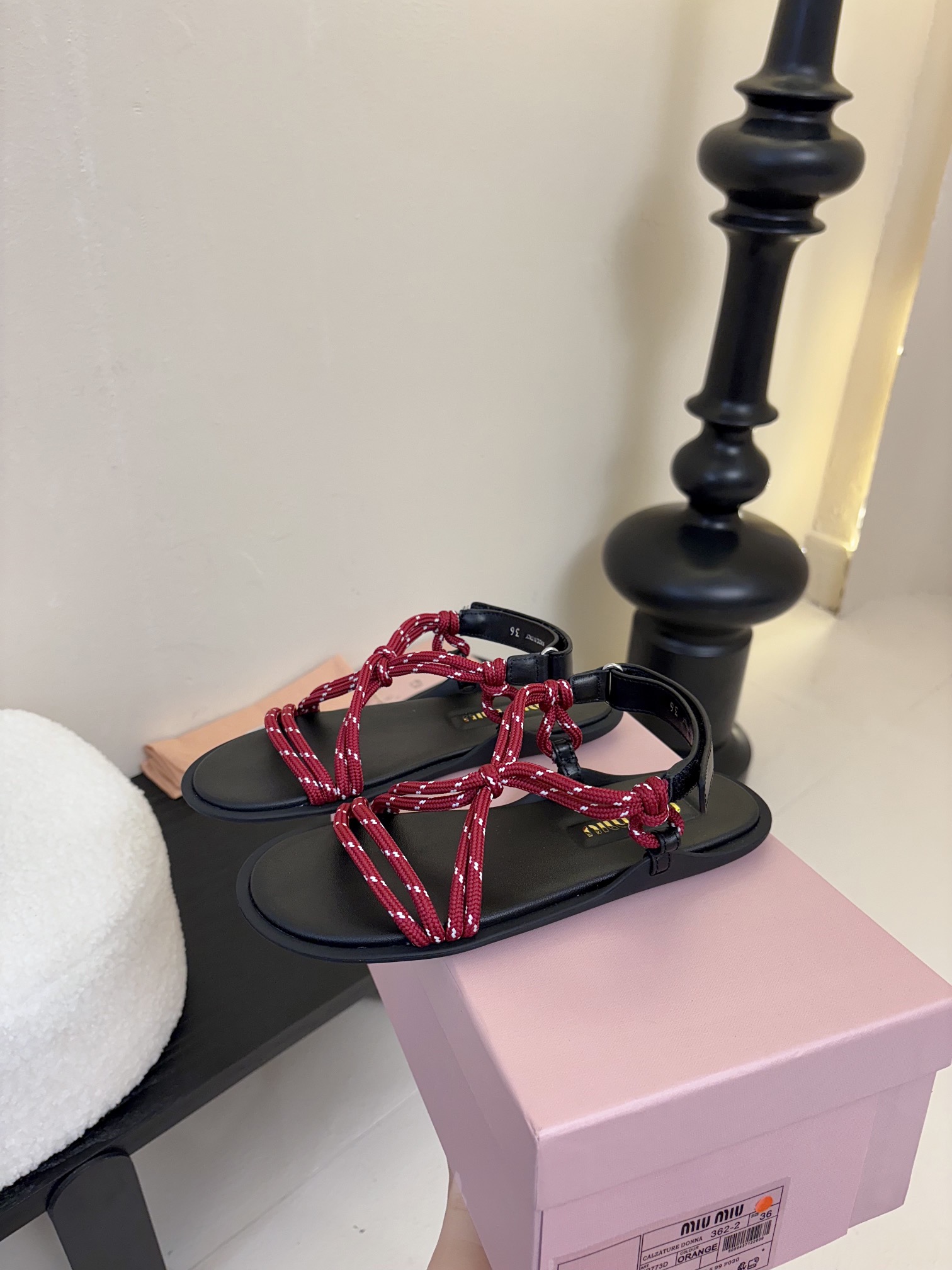 
 Miu Miu 25ss简约绳结凉鞋

别看简单 工艺每个都很复杂 非常留行的美拉德配色平底鞋，电绣