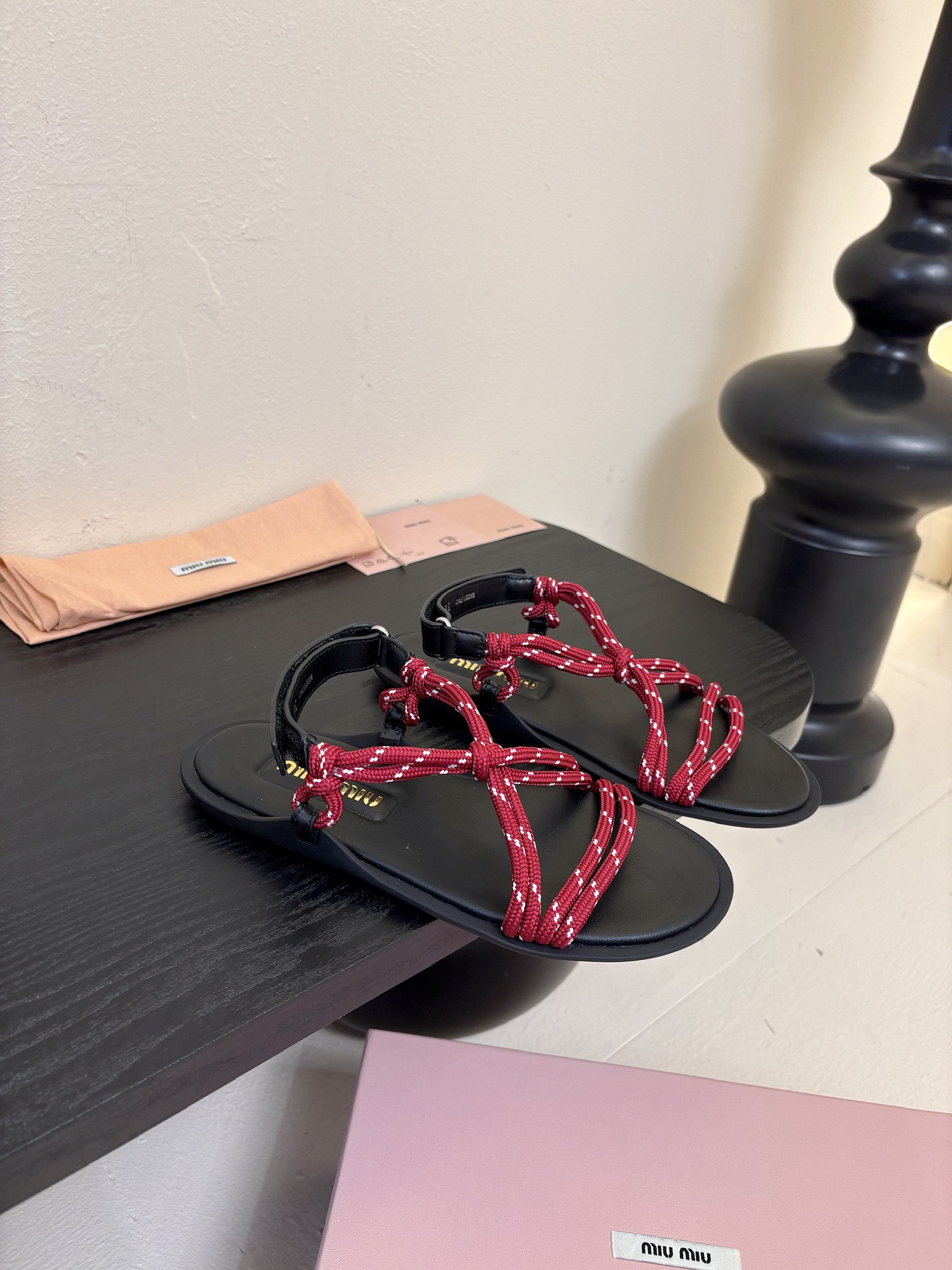 
 Miu Miu 25ss简约绳结凉鞋

别看简单 工艺每个都很复杂 非常留行的美拉德配色平底鞋，电绣