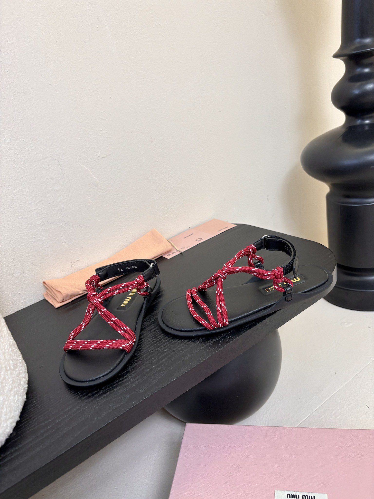 
 Miu Miu 25ss简约绳结凉鞋

别看简单 工艺每个都很复杂 非常留行的美拉德配色平底鞋，电绣