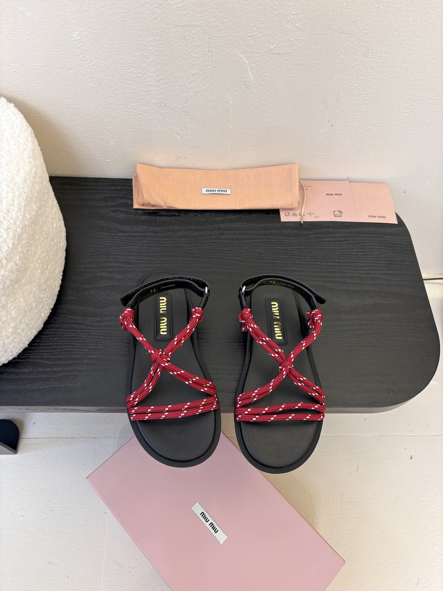 
 Miu Miu 25ss简约绳结凉鞋

别看简单 工艺每个都很复杂 非常留行的美拉德配色平底鞋，电绣
