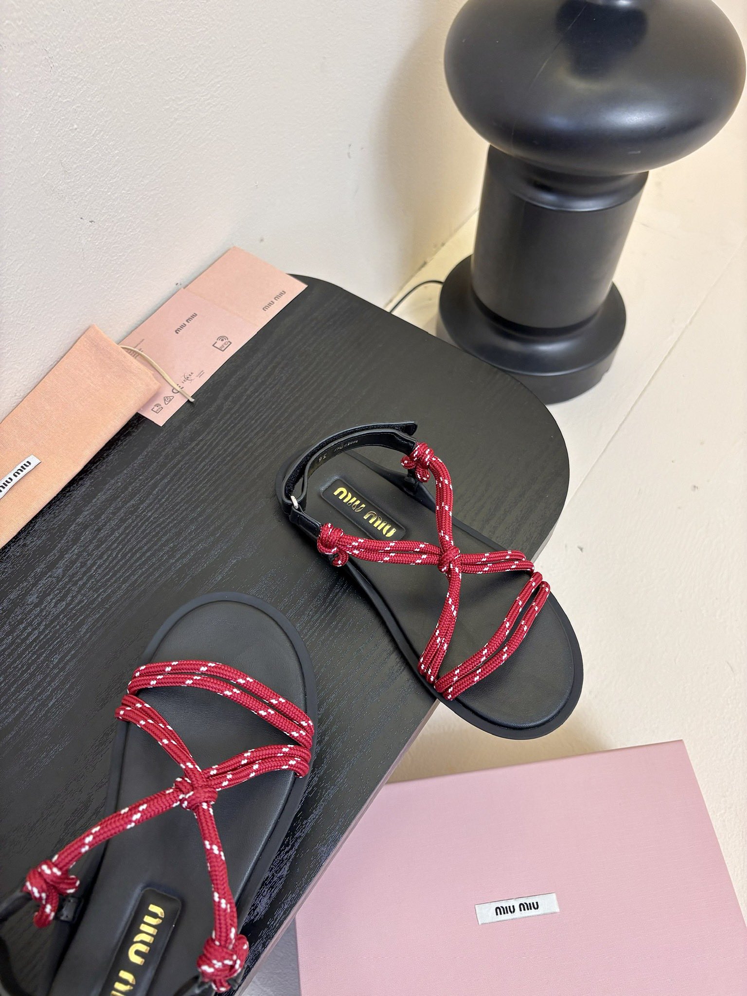 
 Miu Miu 25ss简约绳结凉鞋

别看简单 工艺每个都很复杂 非常留行的美拉德配色平底鞋，电绣