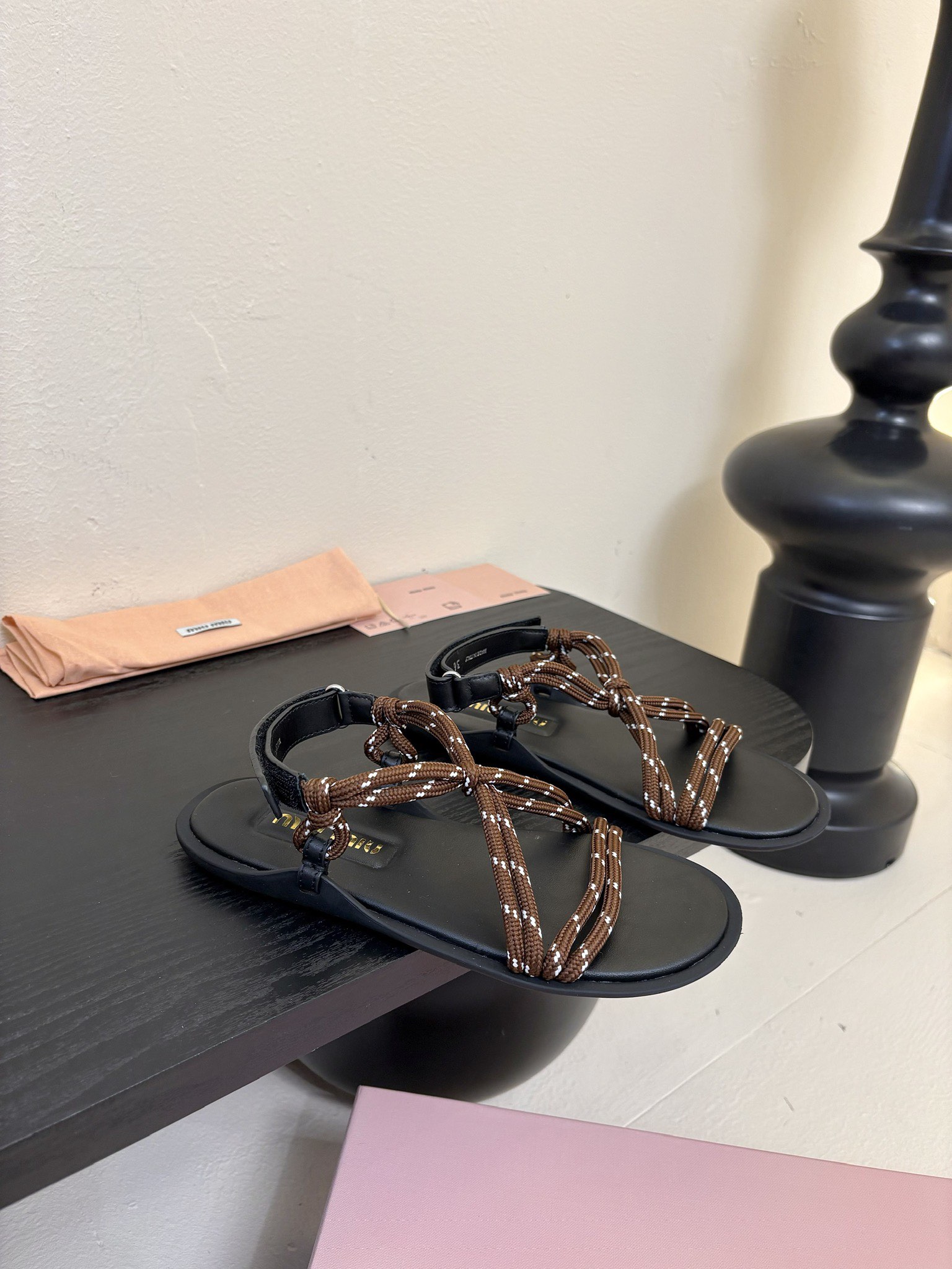 
 Miu Miu 25ss简约绳结凉鞋

别看简单 工艺每个都很复杂 非常留行的美拉德配色平底鞋，电绣