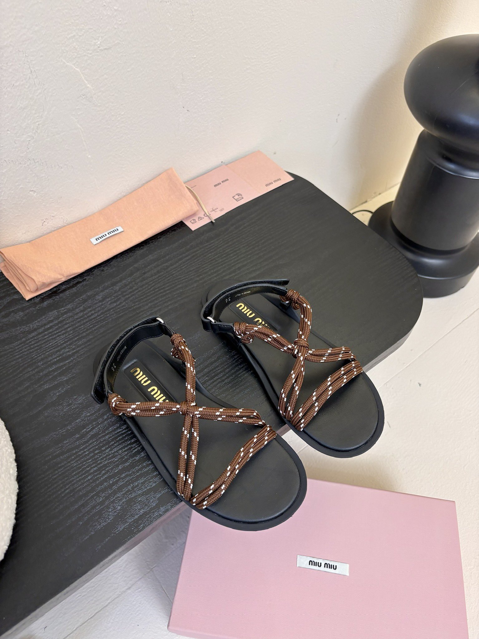
 Miu Miu 25ss简约绳结凉鞋

别看简单 工艺每个都很复杂 非常留行的美拉德配色平底鞋，电绣