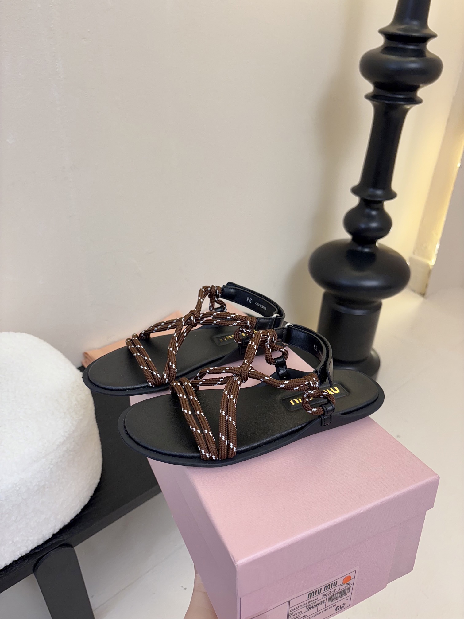 
 Miu Miu 25ss简约绳结凉鞋

别看简单 工艺每个都很复杂 非常留行的美拉德配色平底鞋，电绣