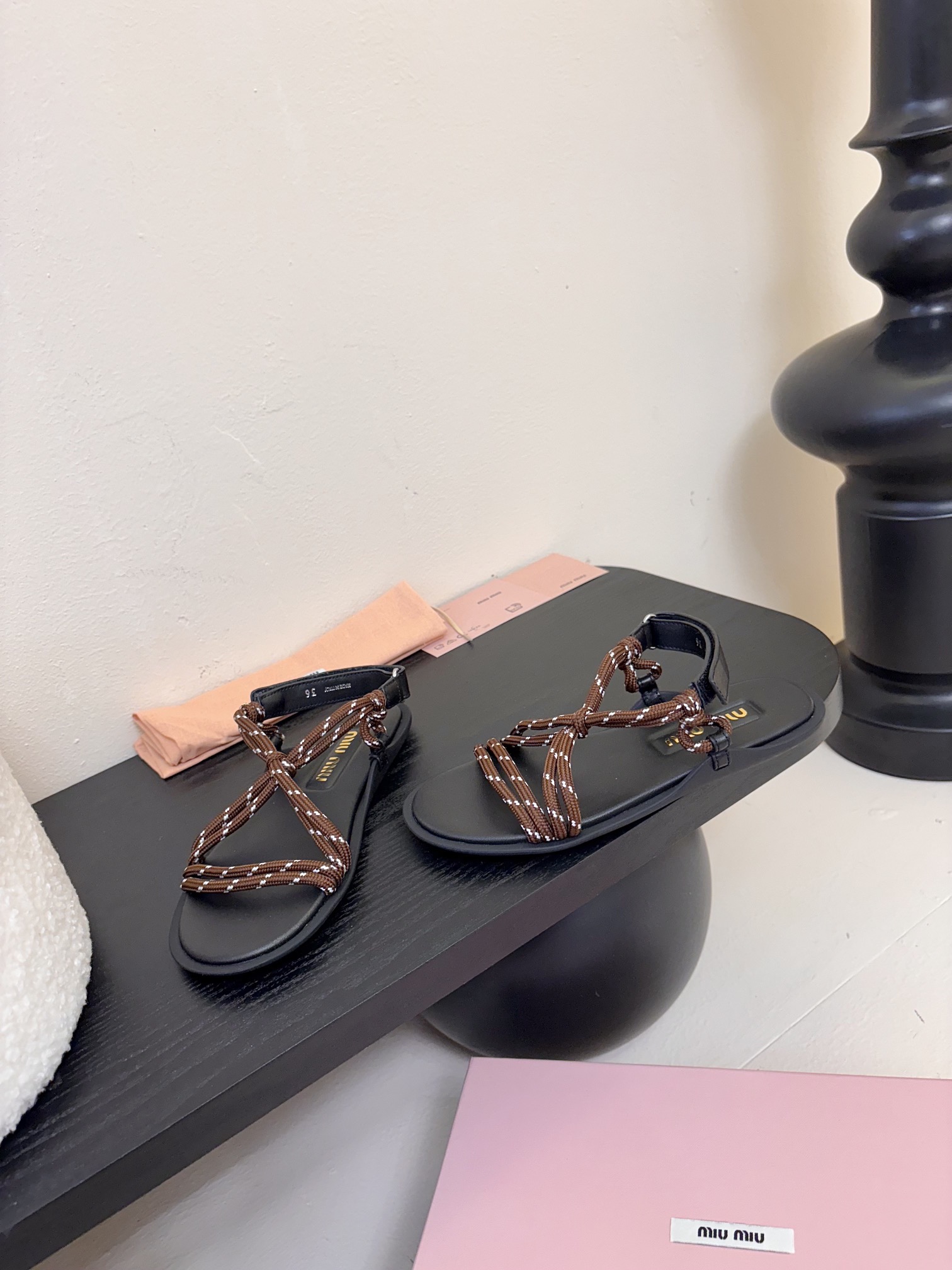 
 Miu Miu 25ss简约绳结凉鞋

别看简单 工艺每个都很复杂 非常留行的美拉德配色平底鞋，电绣