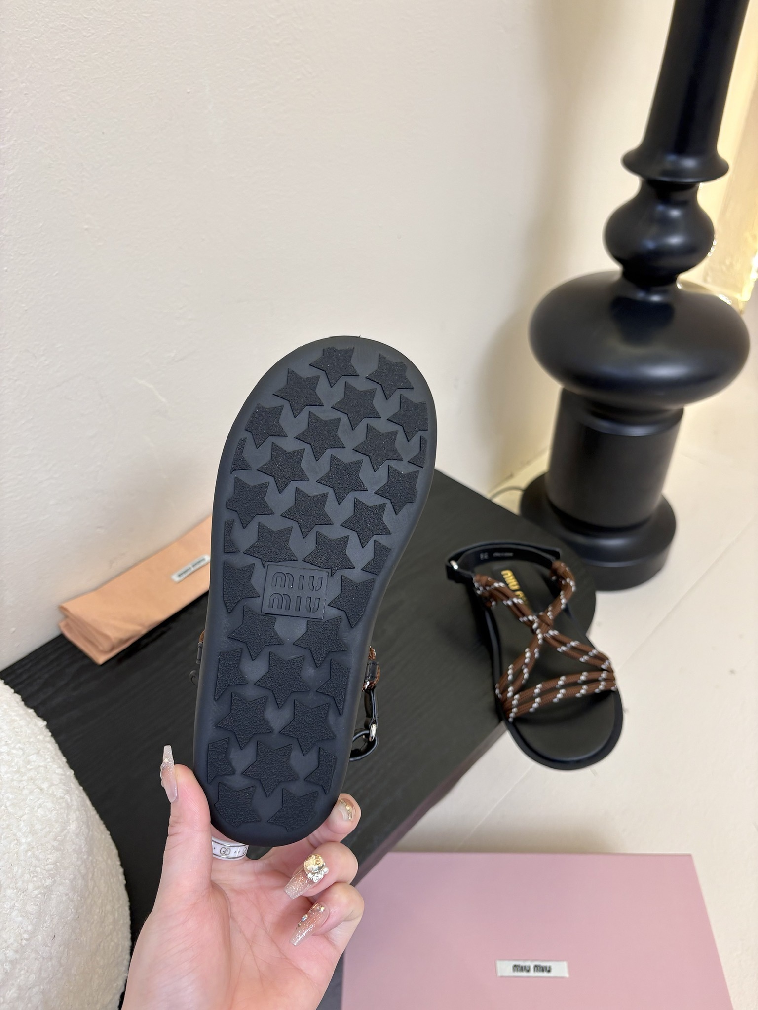 
 Miu Miu 25ss简约绳结凉鞋

别看简单 工艺每个都很复杂 非常留行的美拉德配色平底鞋，电绣