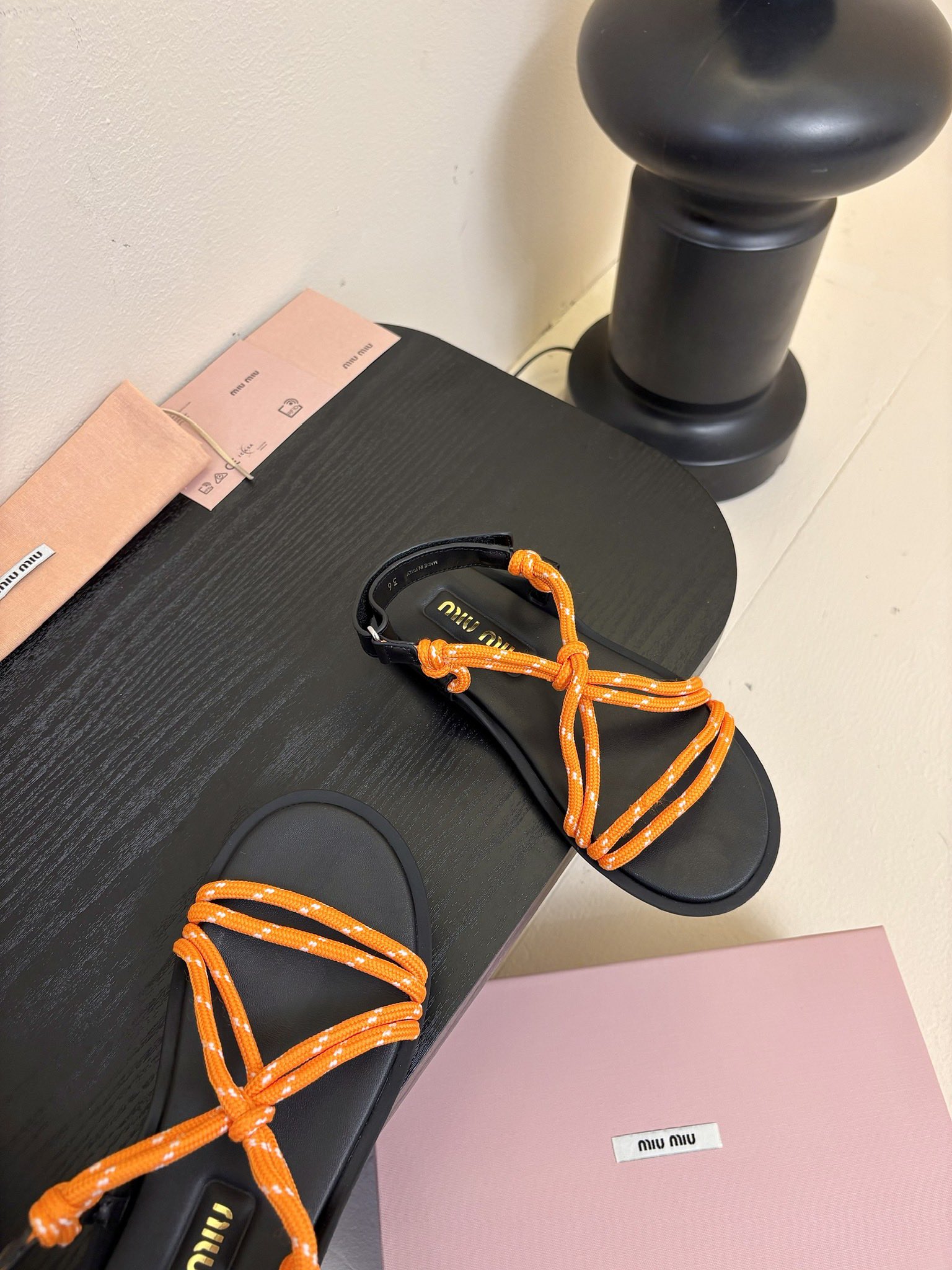
 Miu Miu 25ss简约绳结凉鞋

别看简单 工艺每个都很复杂 非常留行的美拉德配色平底鞋，电绣