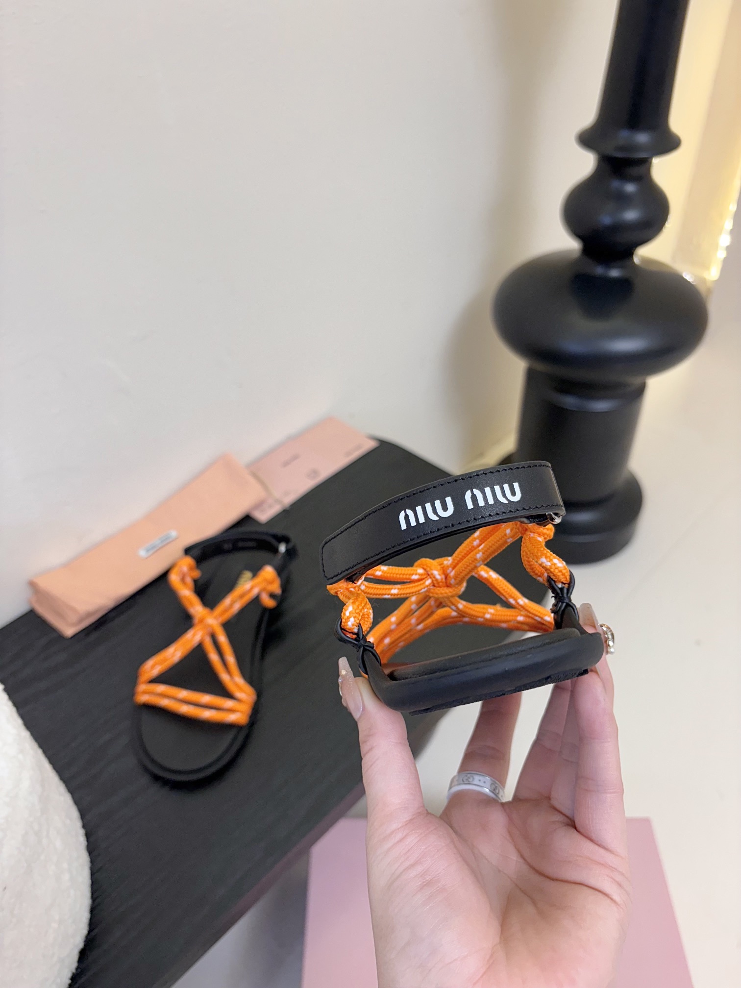 
 Miu Miu 25ss简约绳结凉鞋

别看简单 工艺每个都很复杂 非常留行的美拉德配色平底鞋，电绣