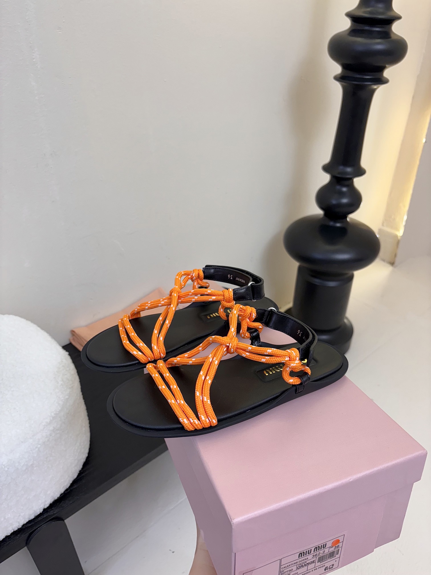 
 Miu Miu 25ss简约绳结凉鞋

别看简单 工艺每个都很复杂 非常留行的美拉德配色平底鞋，电绣