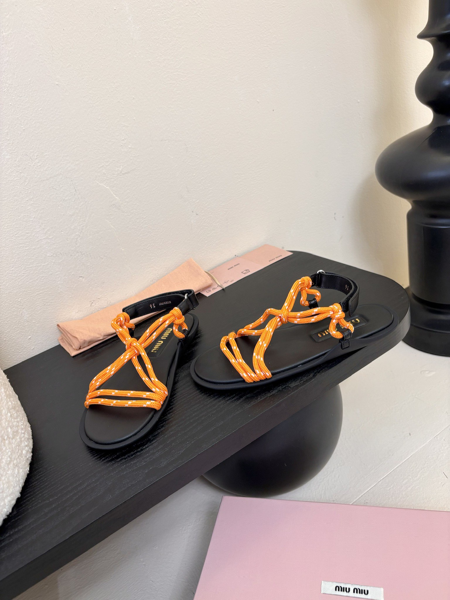 
 Miu Miu 25ss简约绳结凉鞋

别看简单 工艺每个都很复杂 非常留行的美拉德配色平底鞋，电绣
