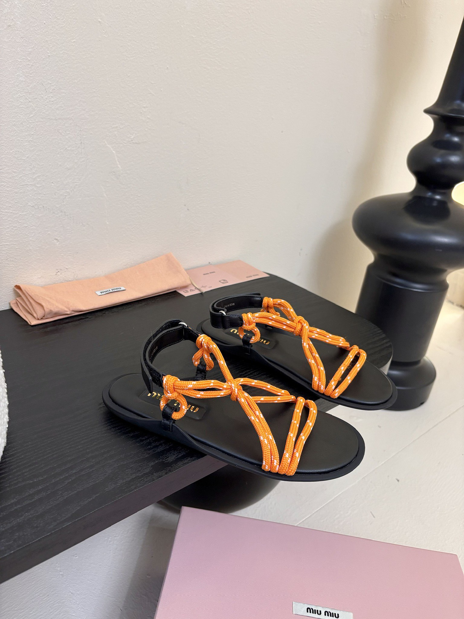 
 Miu Miu 25ss简约绳结凉鞋

别看简单 工艺每个都很复杂 非常留行的美拉德配色平底鞋，电绣